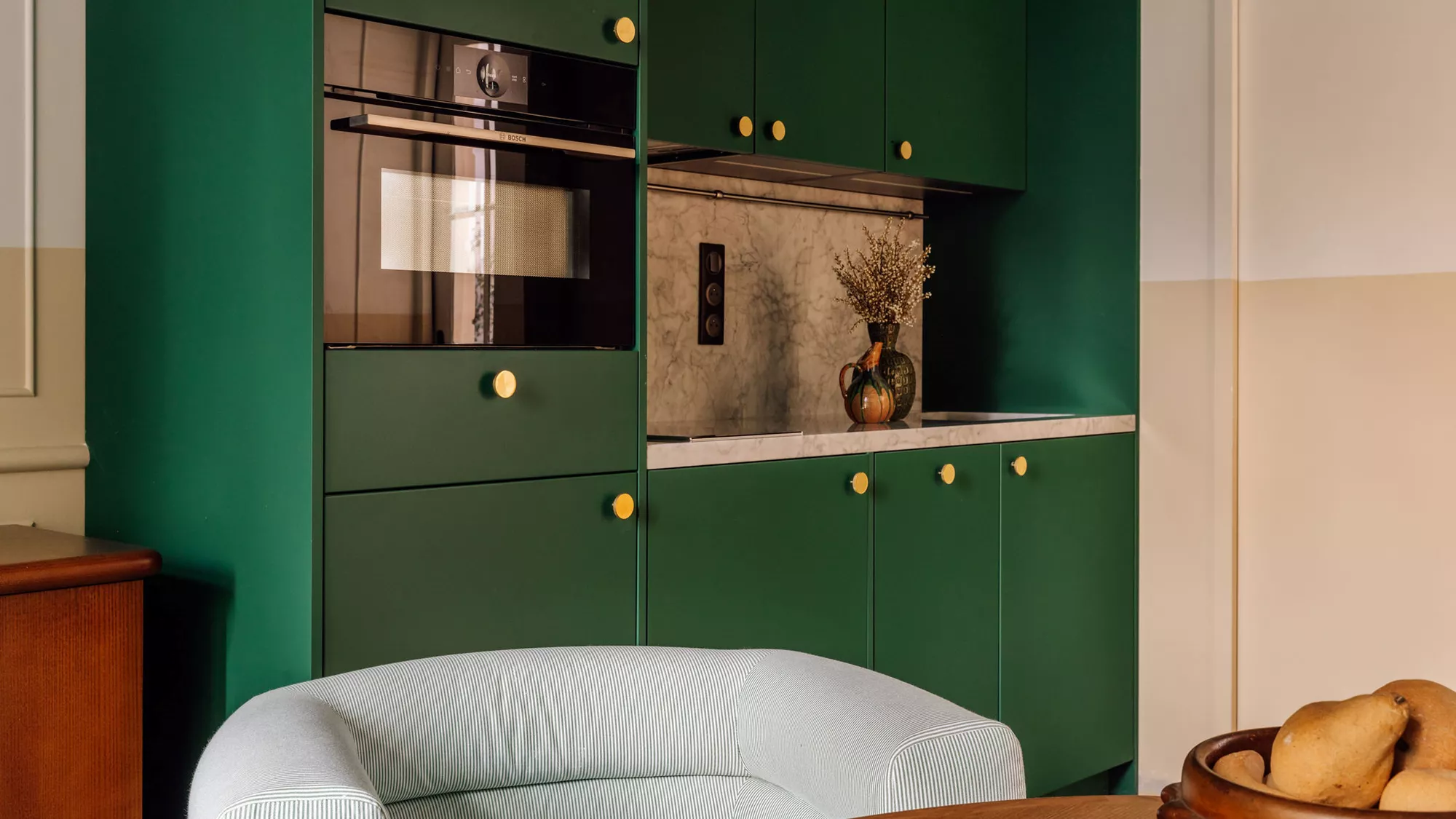 cuisine verte appartement Paris 41m2 le Jardin de Verre Photo : © Francisco Nogueira cuisine verte appartement Paris 41m2 le Jardin de Verre Photo : © Francisco Nogueira
