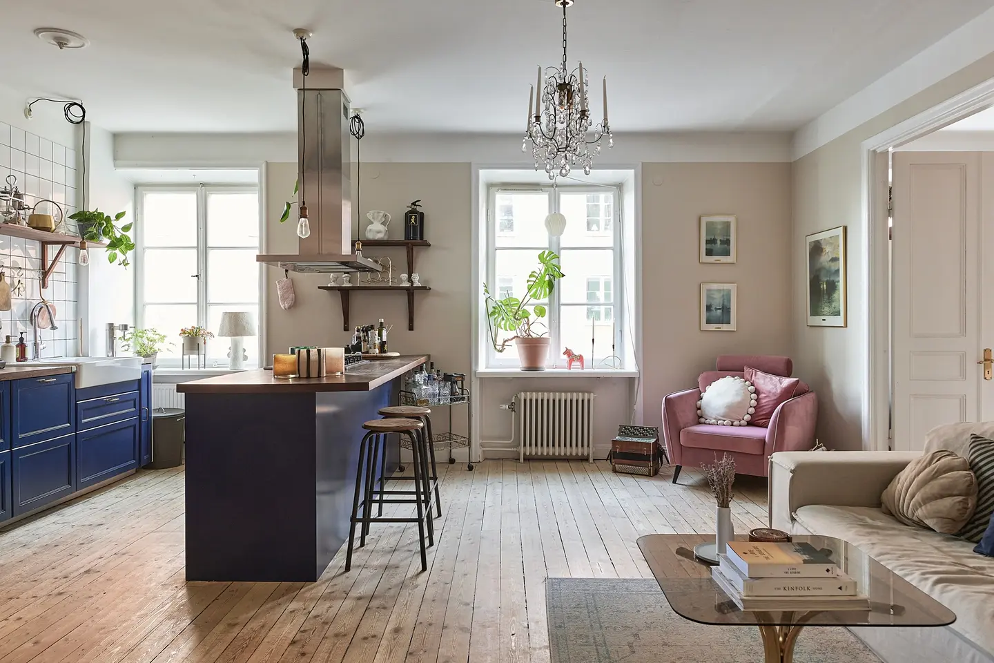 cuisine ouverte bleue et salon décoration scandinave appartement 69m2