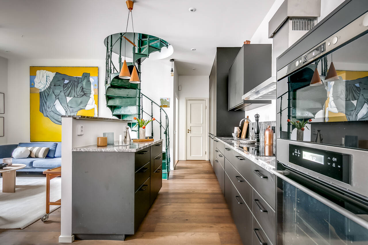 cuisine ouverte et salon avec escalier vert en colimaçon appartement 100m2 en duplex cuisine ouverte et salon avec escalier vert en colimaçon appartement 100m2 en duplex