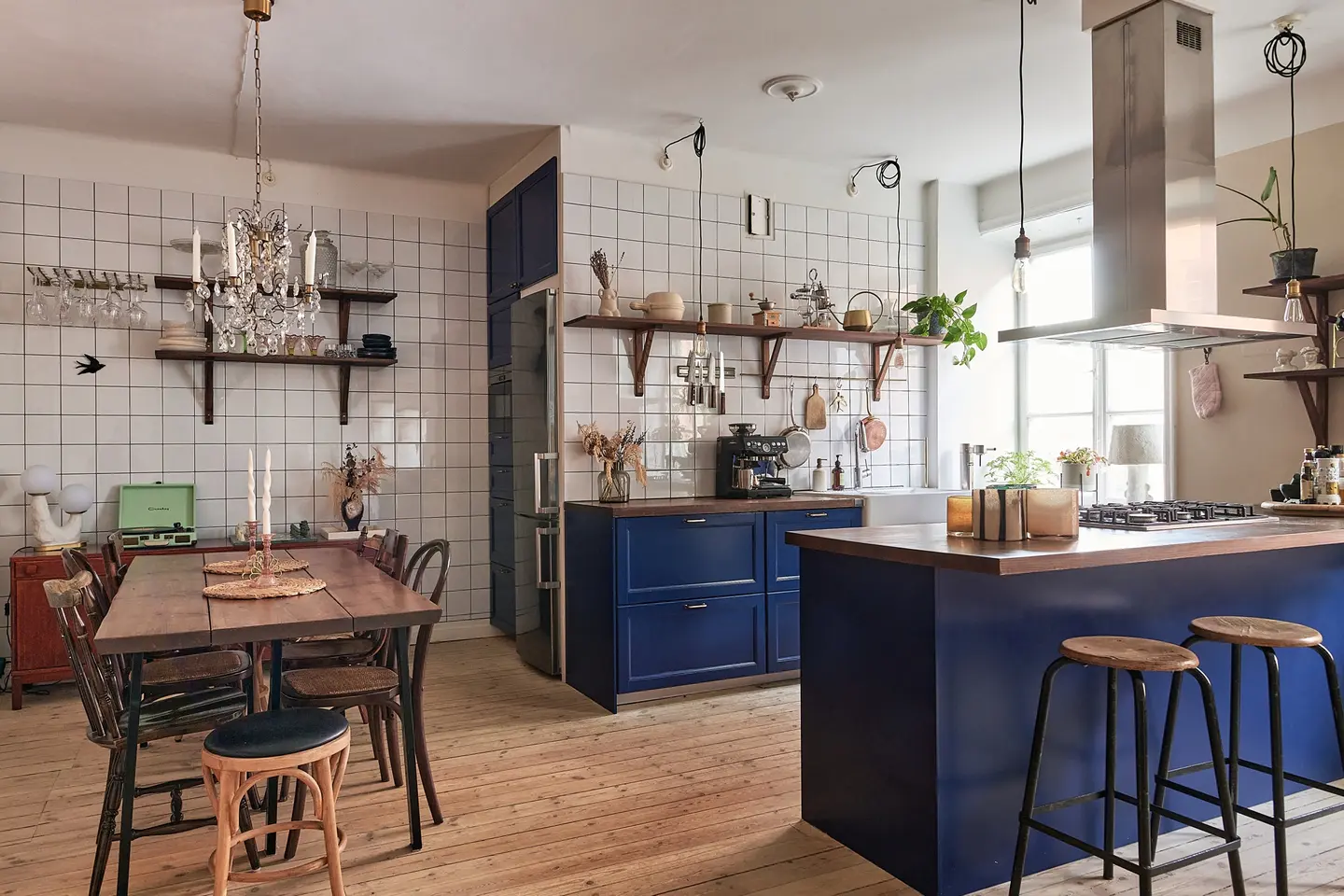 cuisine ouverte bleue et salle à manger décoration scandinave appartement 69m2