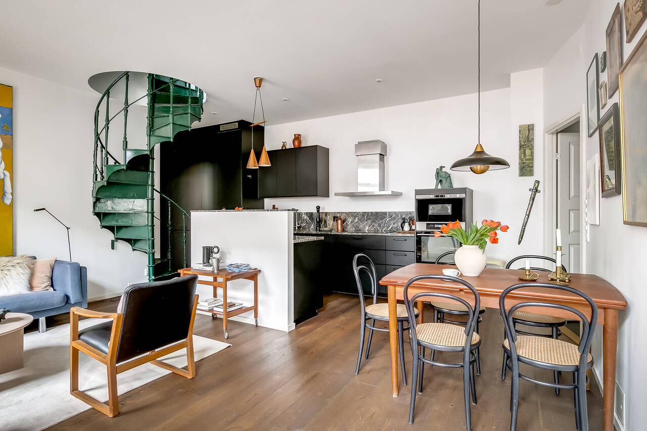 cuisine ouverte et salon avec escalier vert en colimaçon appartement 100m2 en duplex cuisine ouverte et salon avec escalier vert en colimaçon appartement 100m2 en duplex