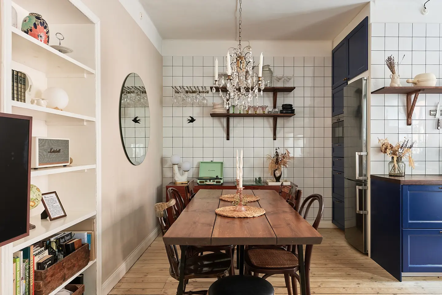 cuisine ouverte bleue et salle à manger décoration scandinave appartement 69m2