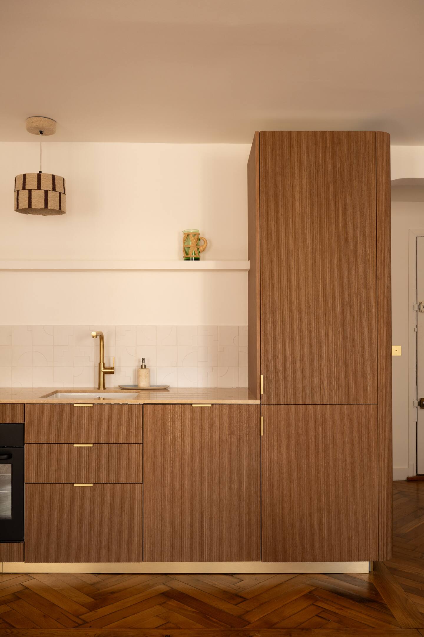 bibliothèque maçonnée appartement avec une cuisine IKEA à Paris personnalisé par BOCKLIP bibliothèque maçonnée appartement avec une cuisine IKEA à Paris personnalisé par BOCKLIP