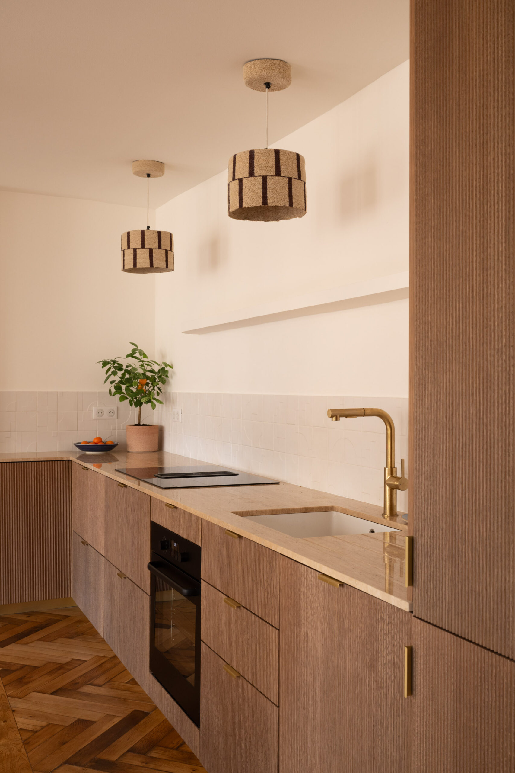 bibliothèque maçonnée appartement avec une cuisine IKEA à Paris personnalisé par BOCKLIP bibliothèque maçonnée appartement avec une cuisine IKEA à Paris personnalisé par BOCKLIP
