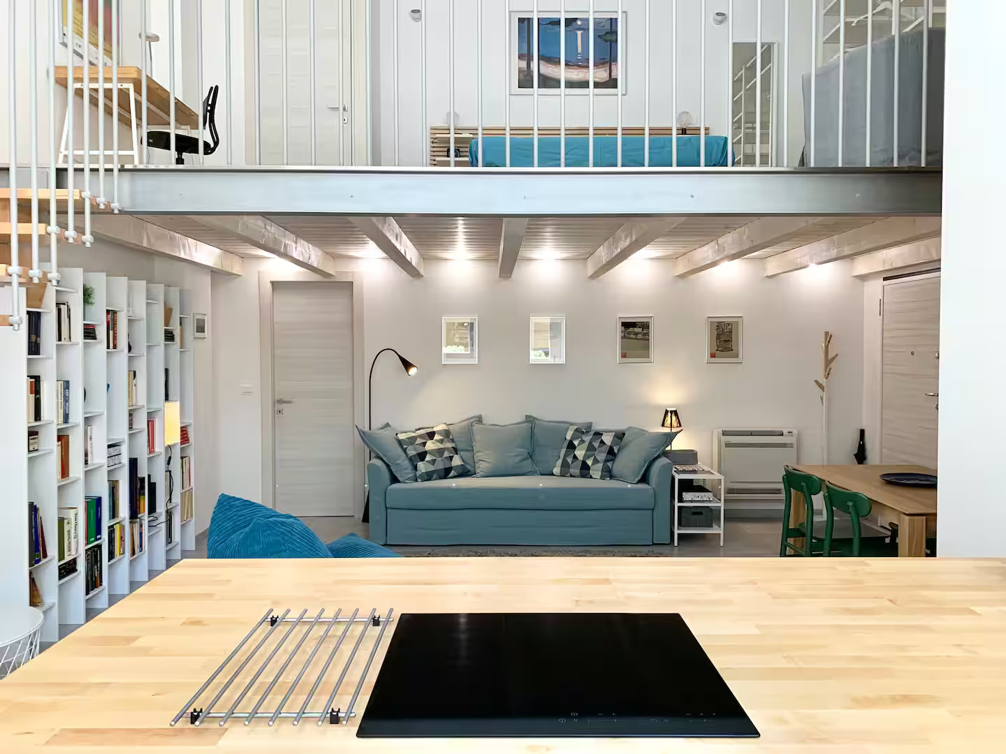 salon avec mezzanine Blue Loft Bologne Italie