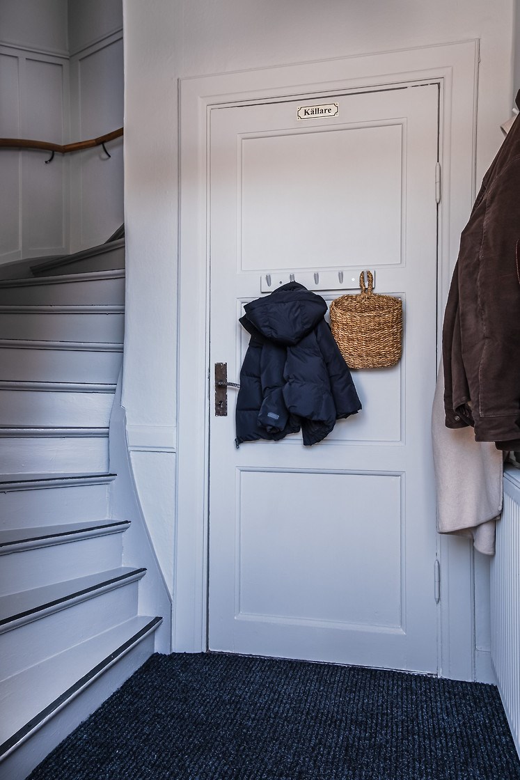 escalier bois peint gris bleu