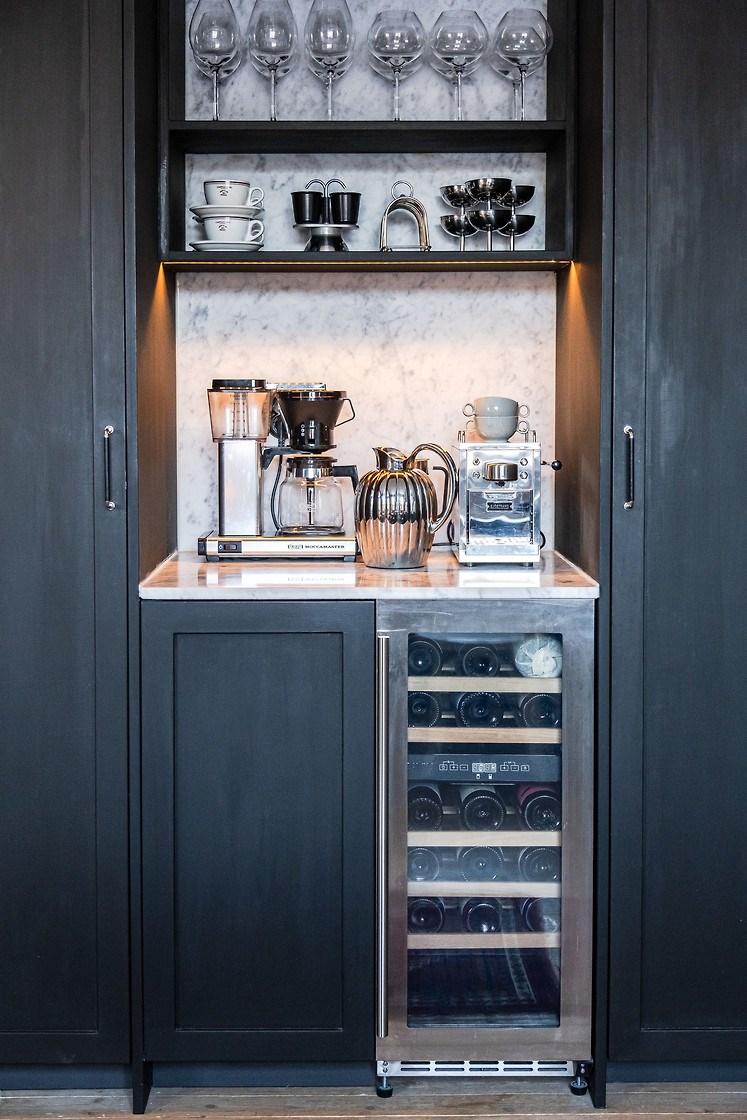 espace barista dans cuisine bleue décoration scandinave