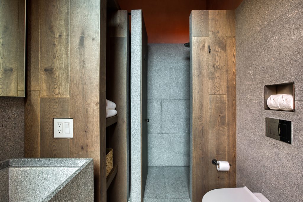 salle de bain pierre grise et bois