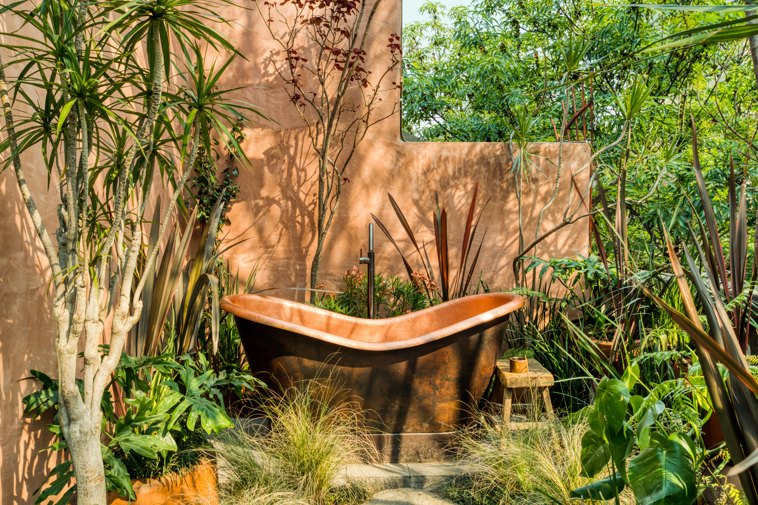 jardin avec baignoire cuivre