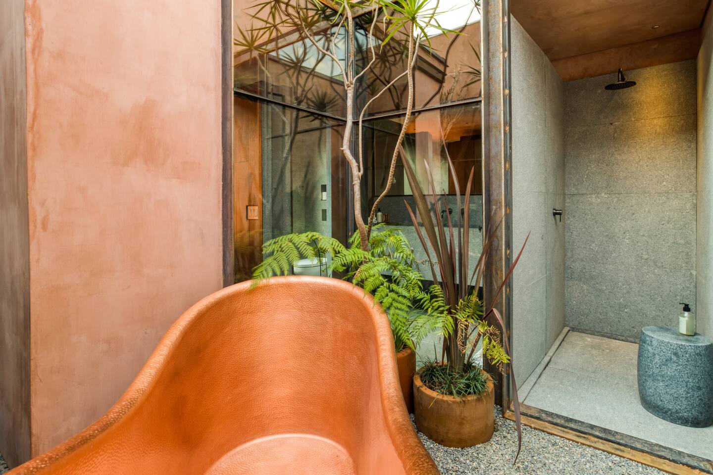 jardin avec baignoire cuivre