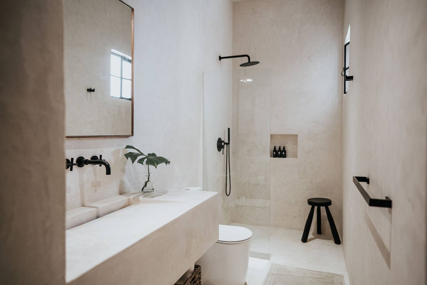 salle de bain minimaliste beige