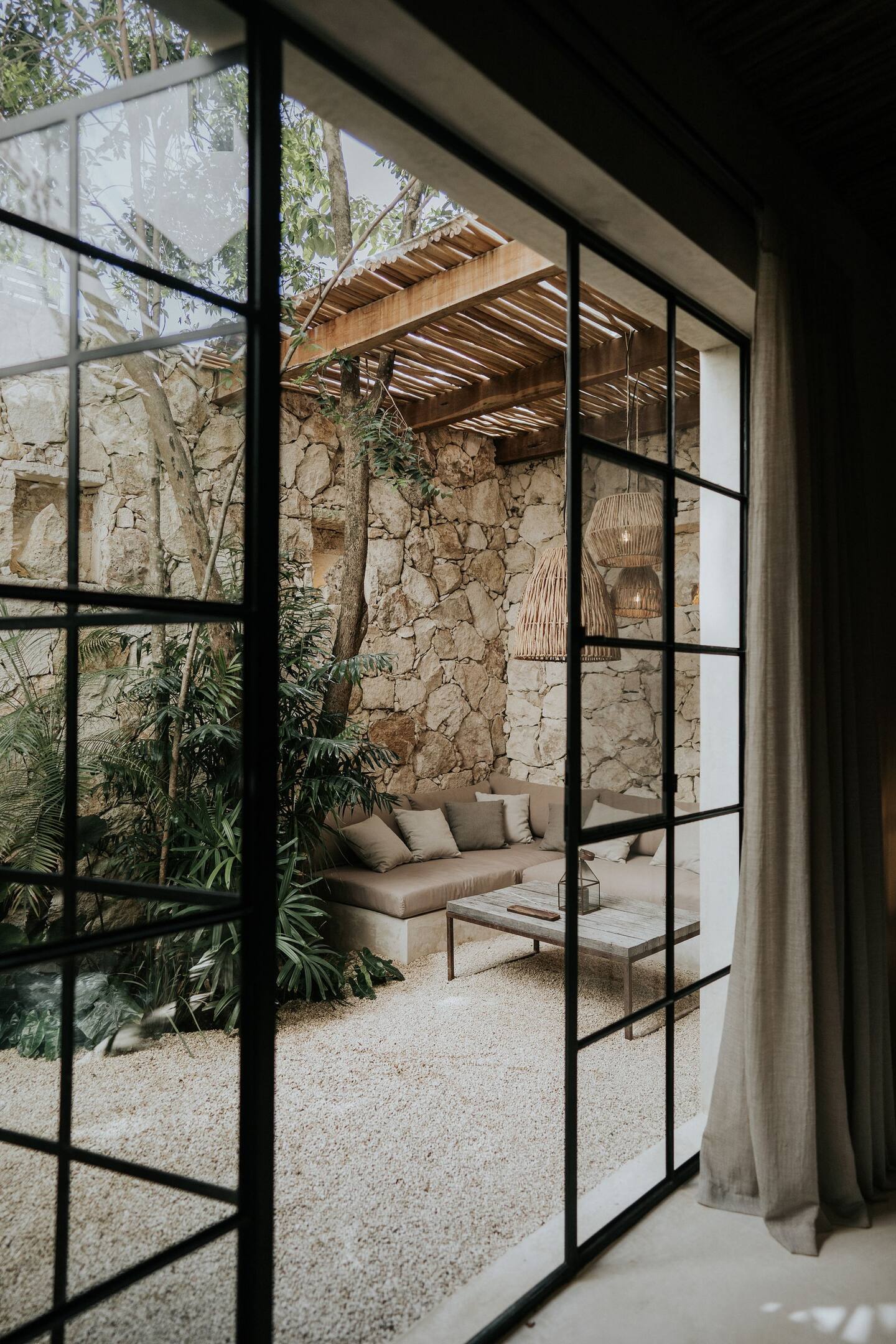 terrasse avec pergola appartement avec jardin et piscine à Tulum