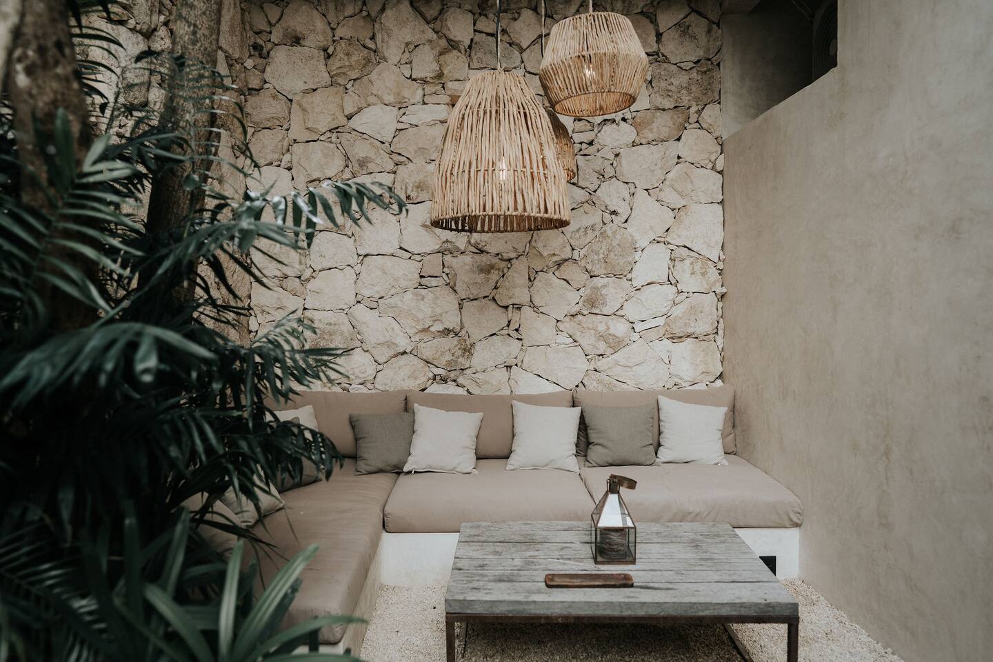 terrasse mur en pierres appartement avec jardin et piscine à Tulum