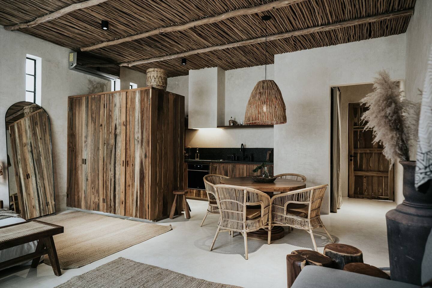 salon et cuisine appartement décoration naturelle avec jardin et piscine à Tulum