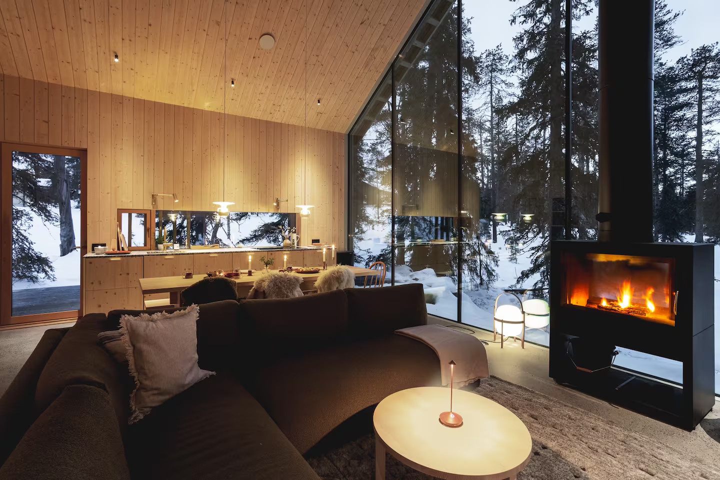 salon maison en bois Finlande avec pignon vitré Housu House