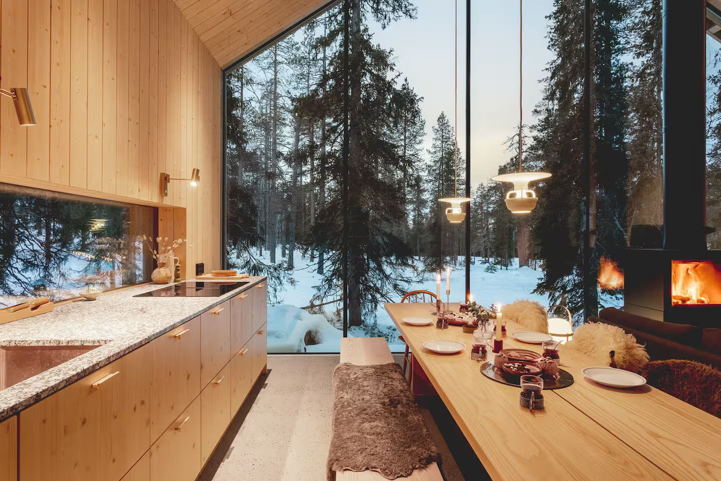 cuisine et salon maison en bois Finlande avec pignon vitré Housu House