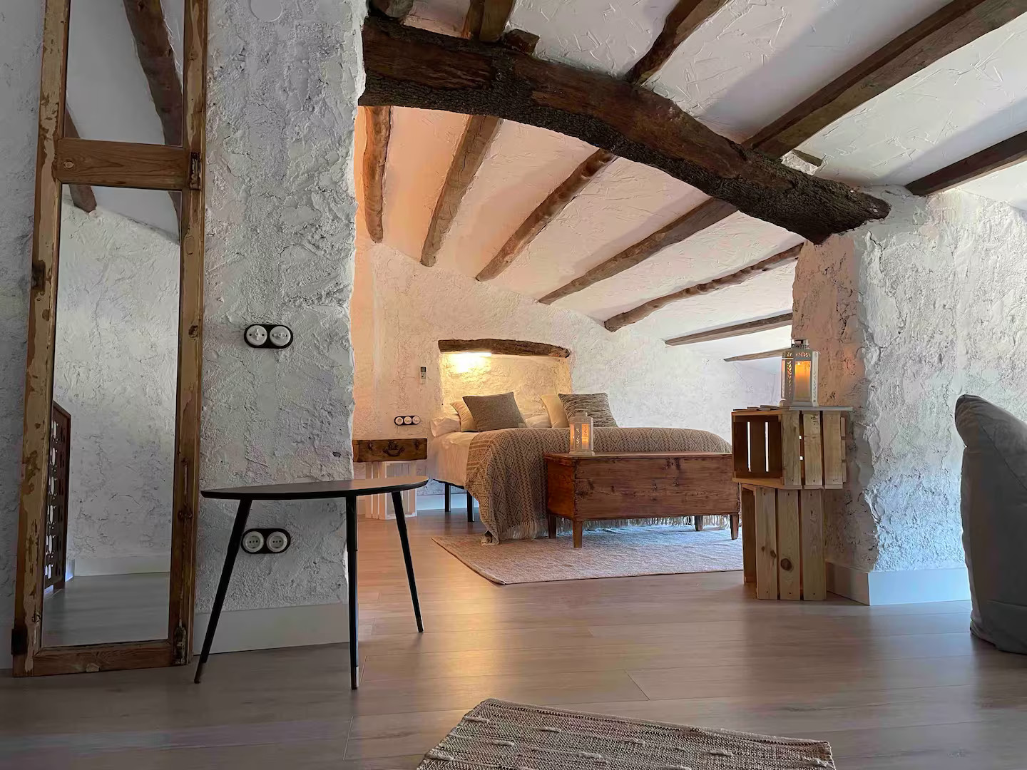 chambre avec poutres et mur en pierres maison de village chambre avec poutres et mur en pierres maison de village