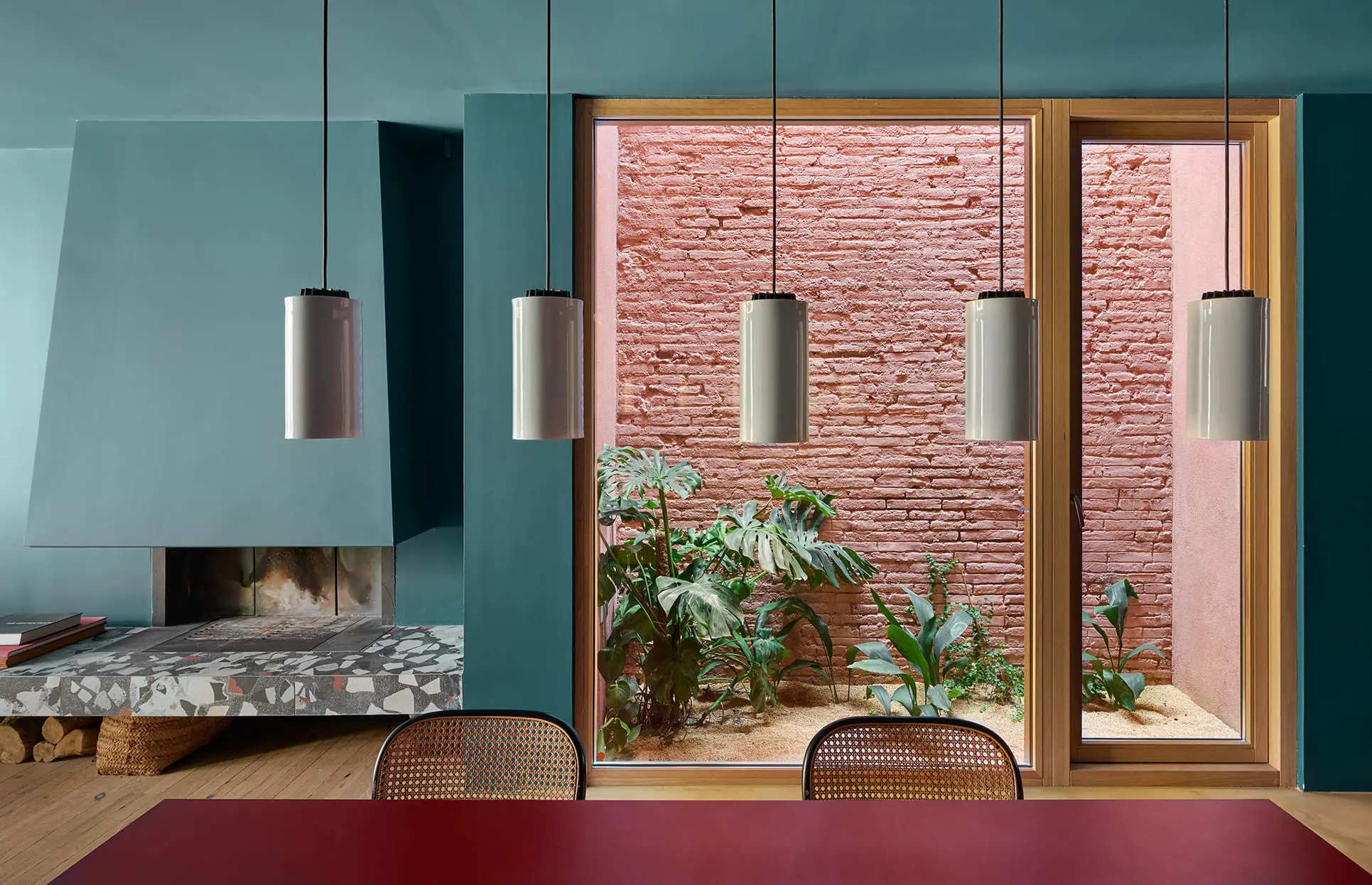 salle à manger maison de ville aux couleurs du sud avec jardin