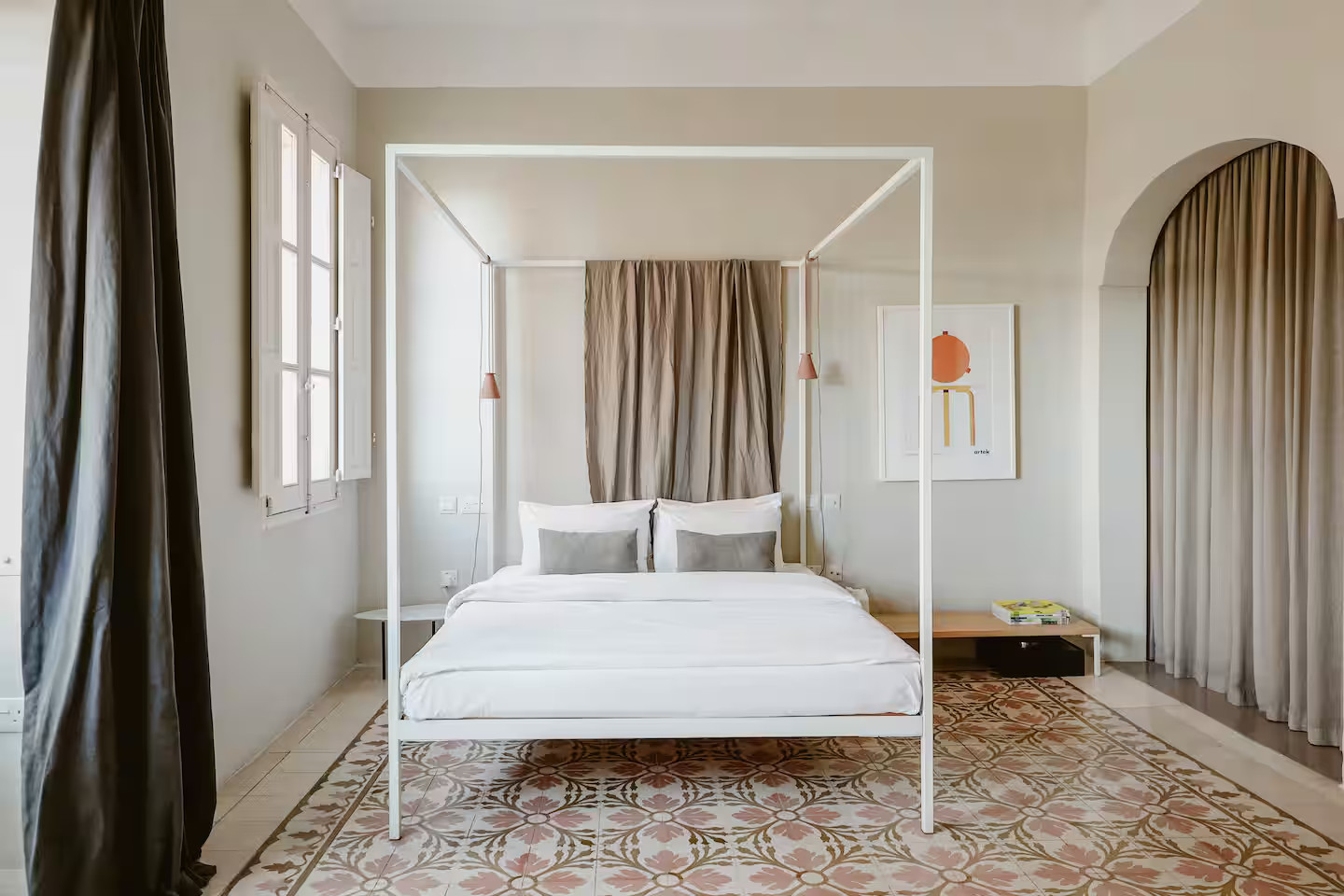 studio 30m2 côté chambre lit à baldaquin