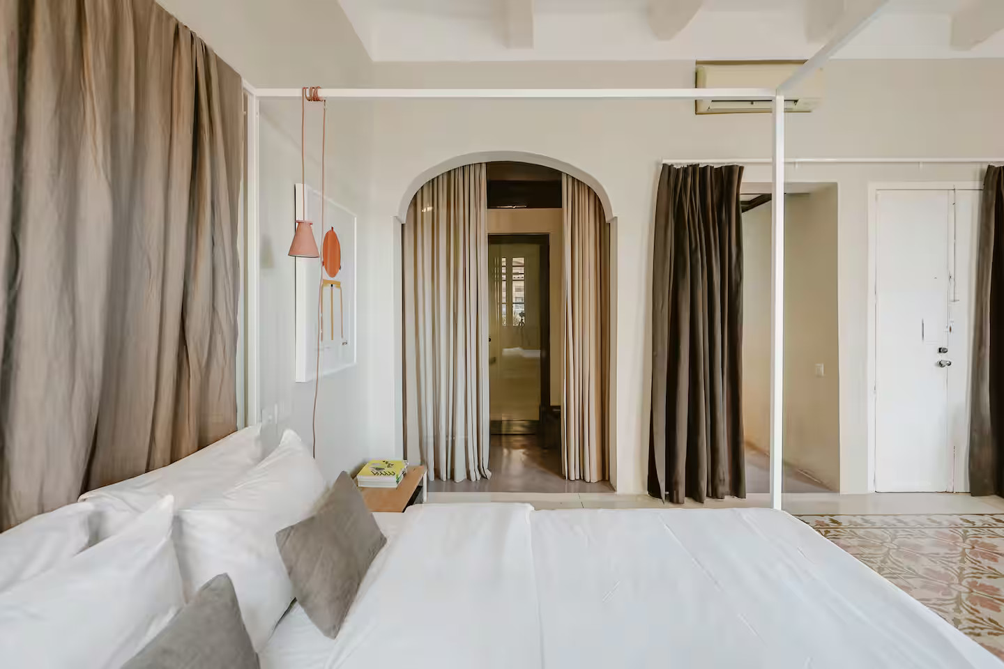 studio 30m2 côté chambre lit à baldaquin