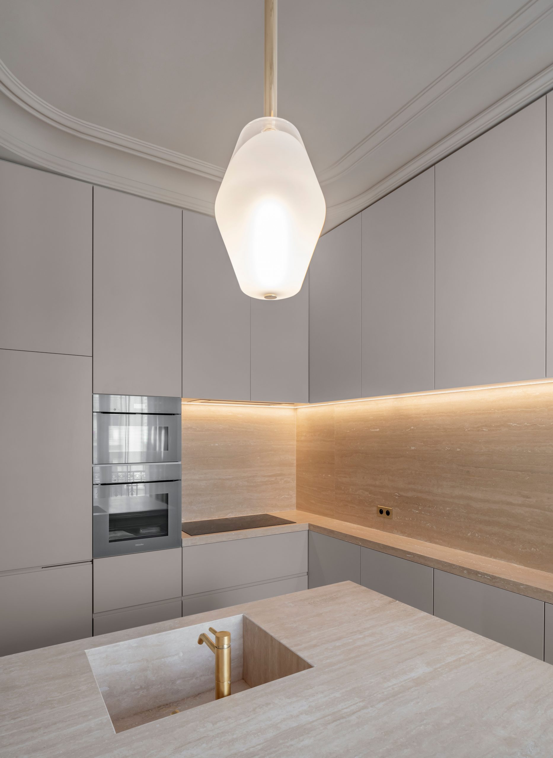 cuisine design grise plan de travail travertin