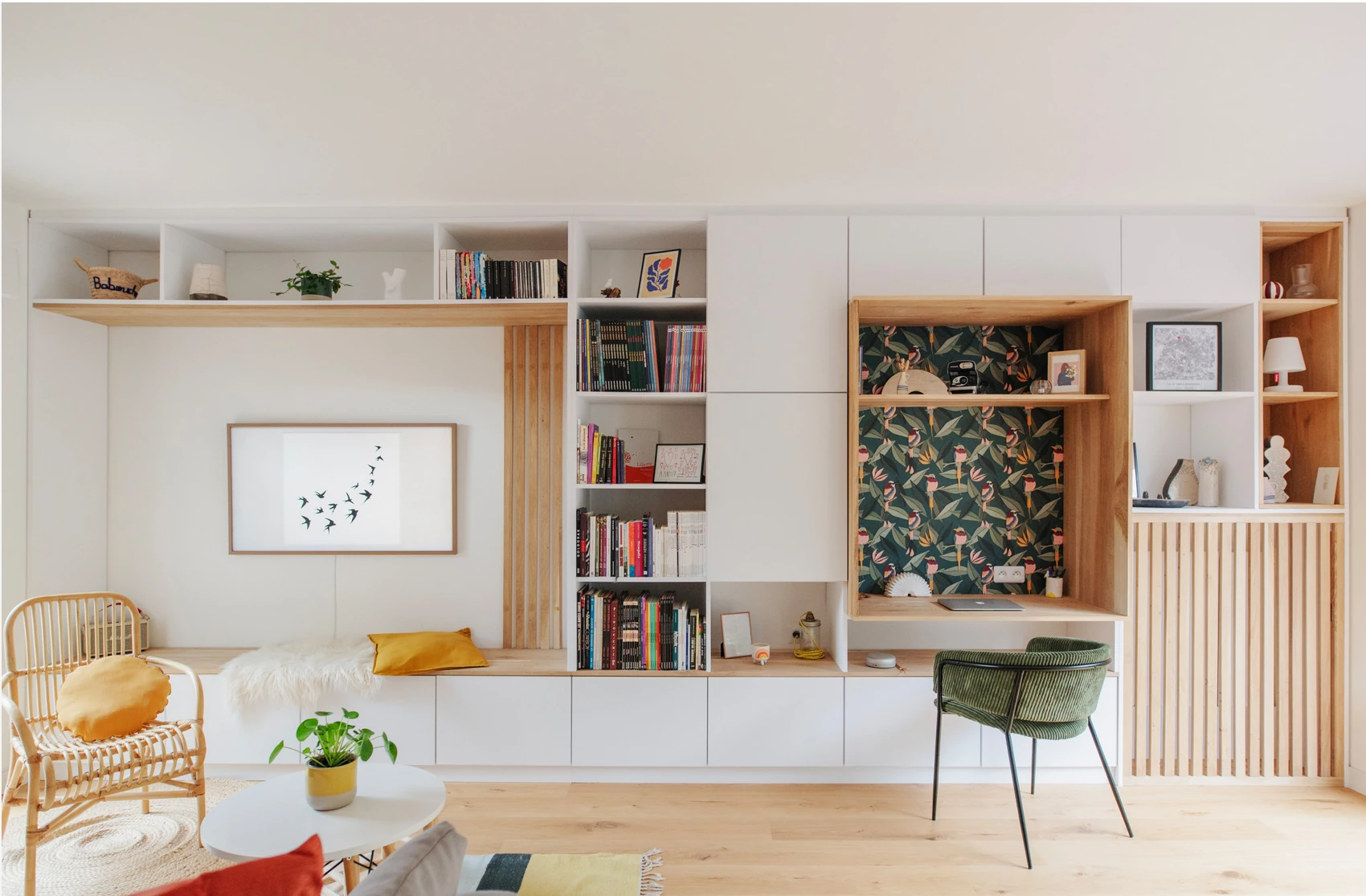 salon avec bibliothèque et bureau intégré