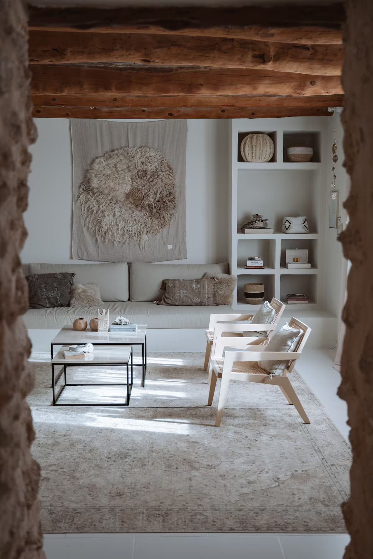 salon avec poutres anciennes décoration naturelle et rustique chic