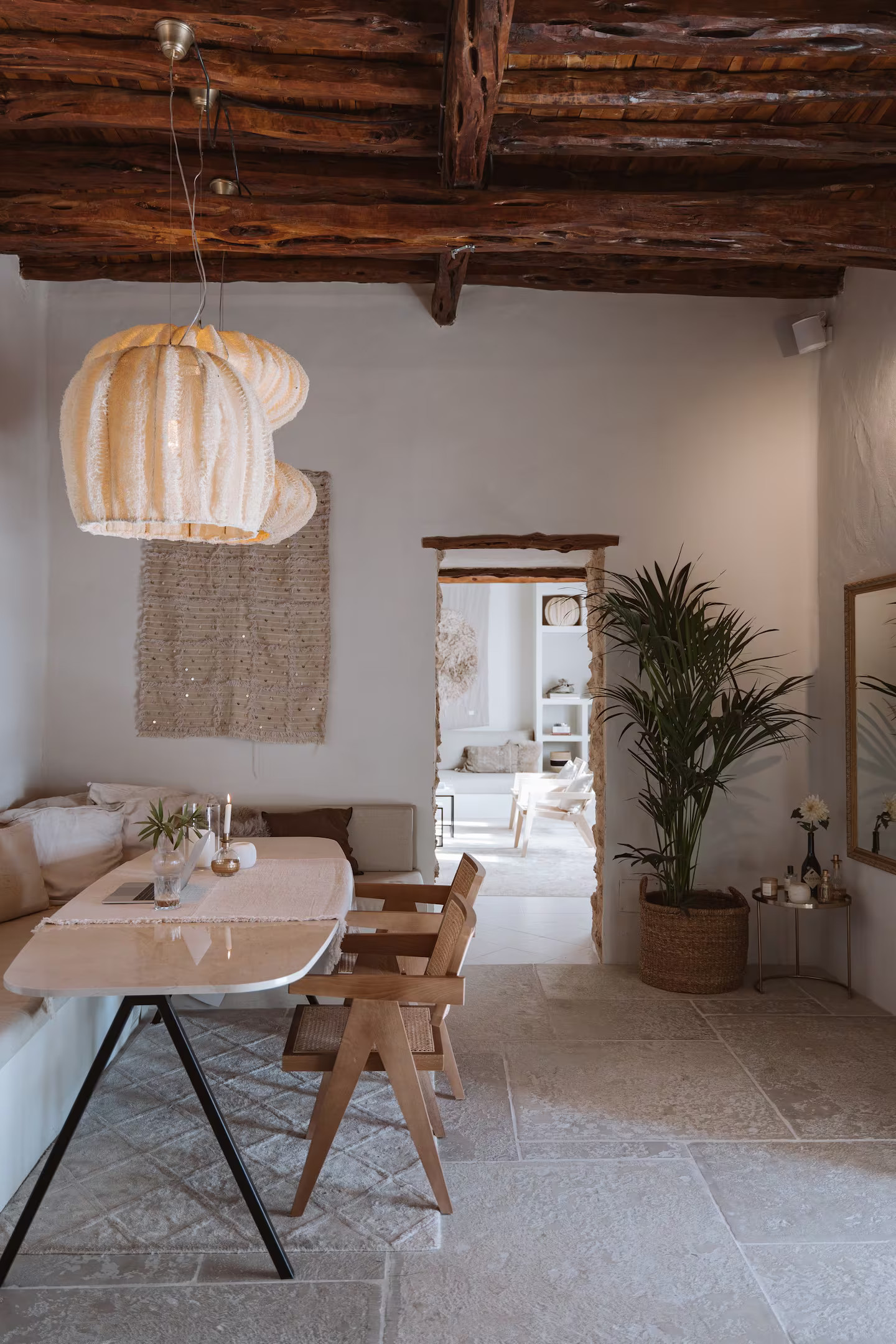 salle à manger avec poutres décoration naturelle et rustique chic