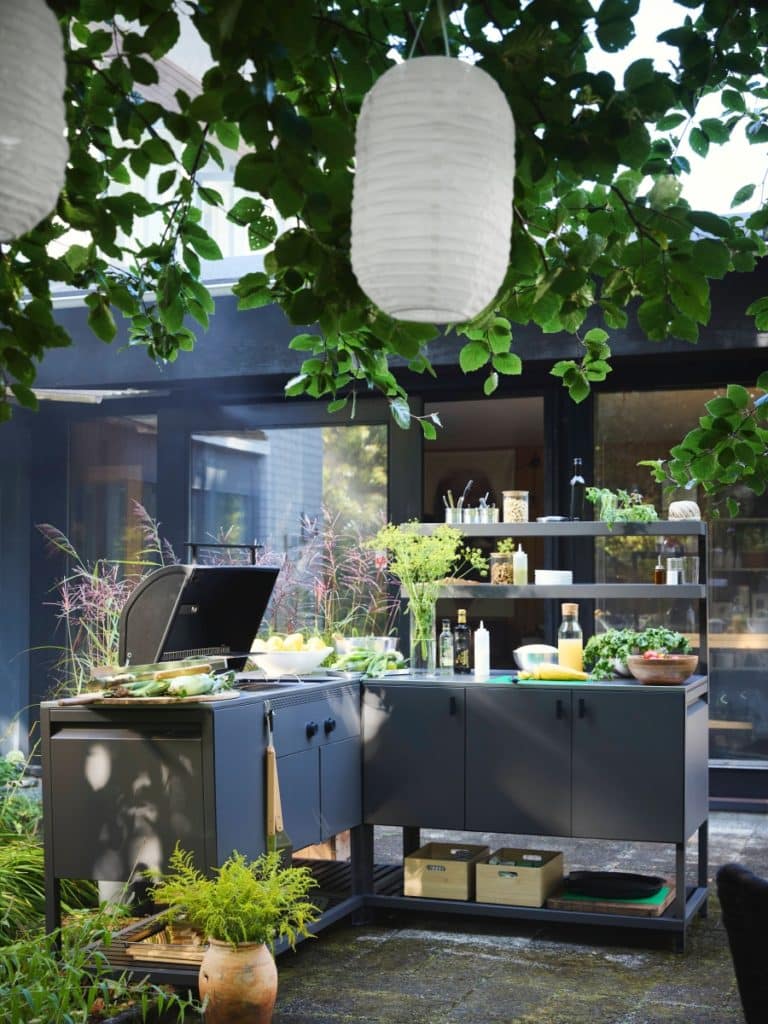 cuisine d'été avec barbecue charbon IKEA catalogue outdoor 2025