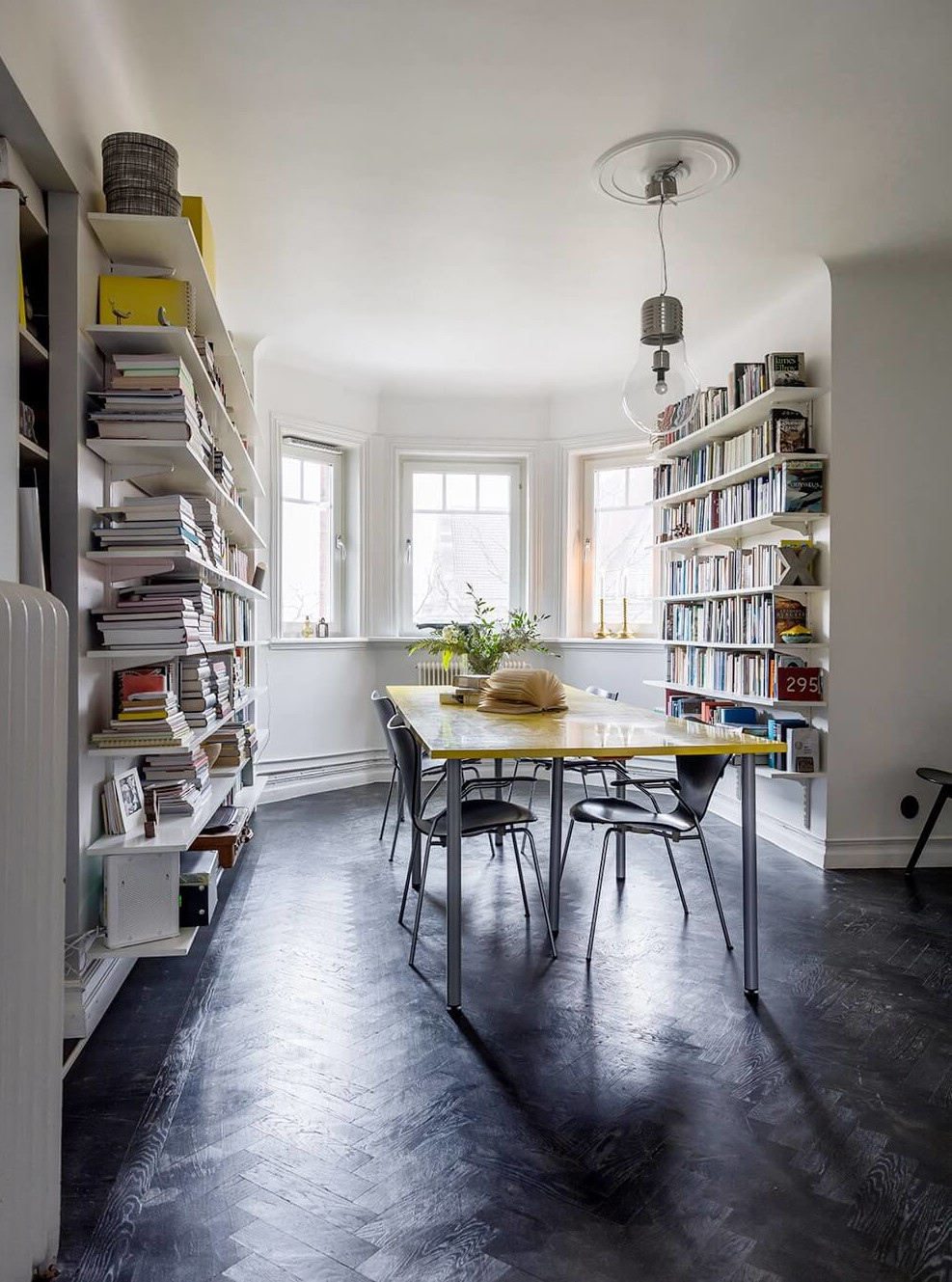 salle à manger table jaune parquet noir décoration scandinave