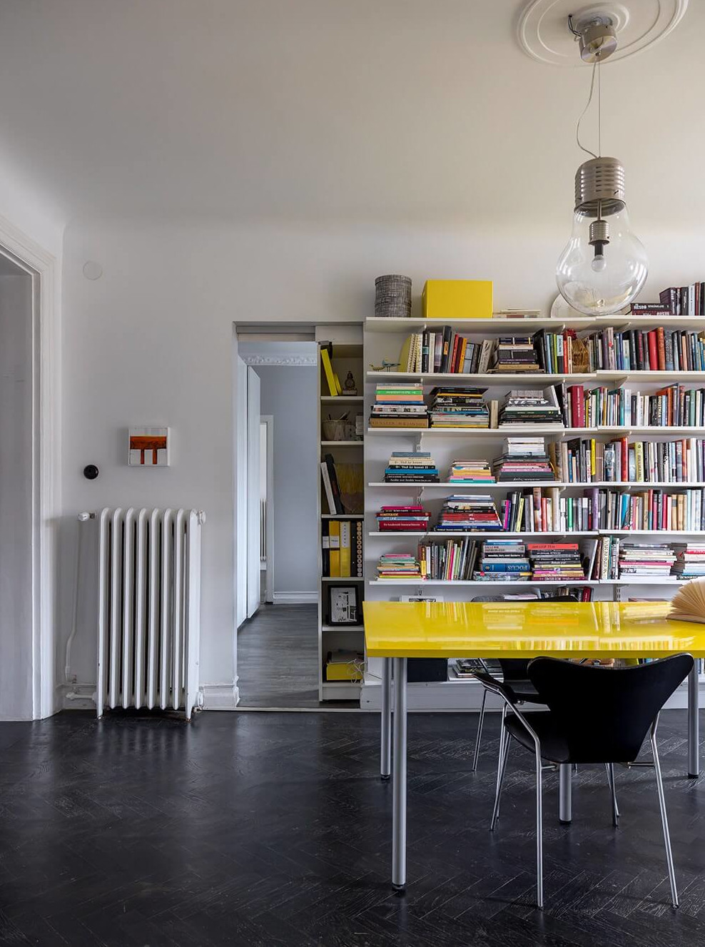 salle à manger table jaune parquet noir décoration scandinave