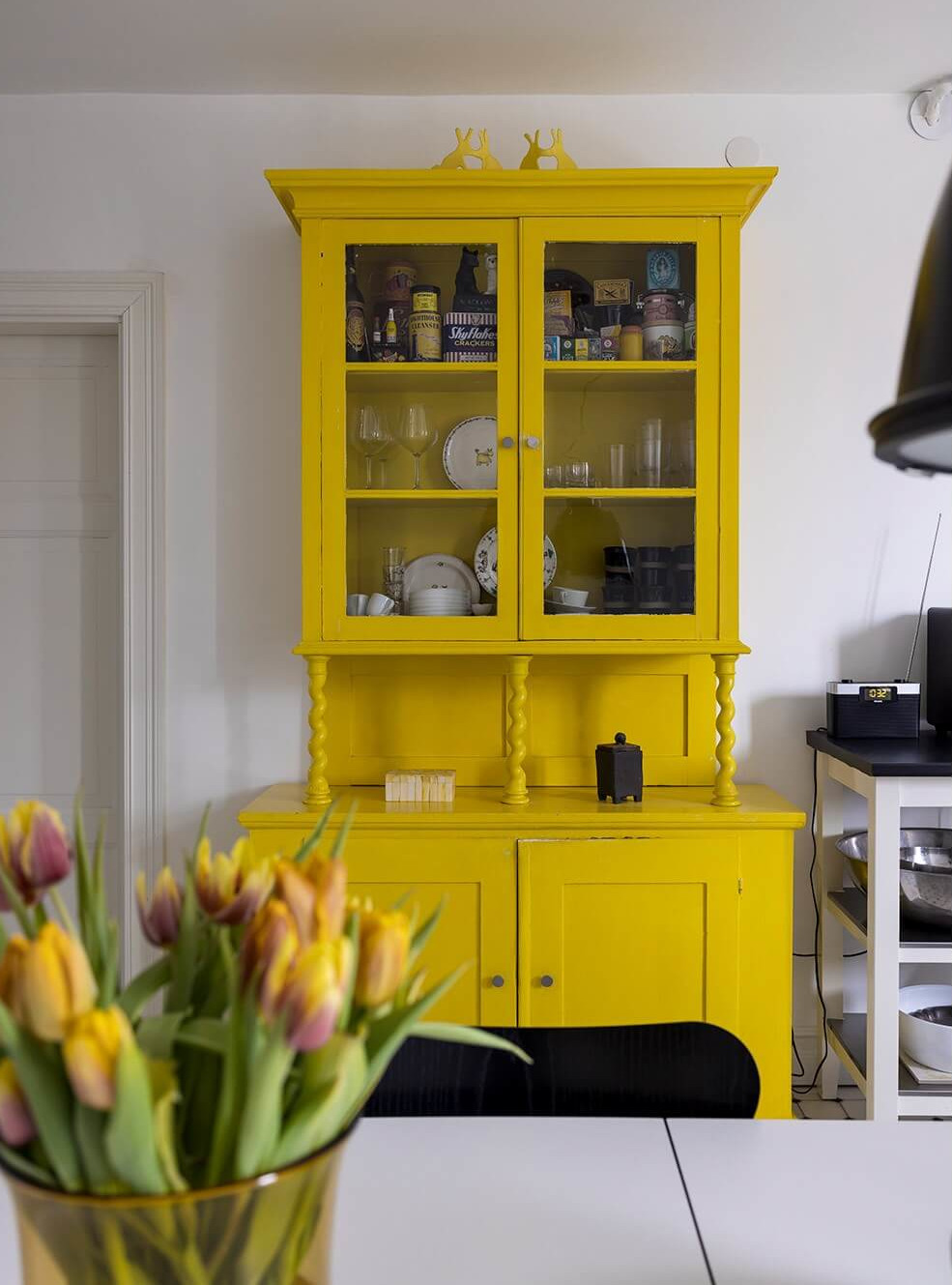 buffet jaune dans cuisine sol à cabochons noirs décoration scandinave