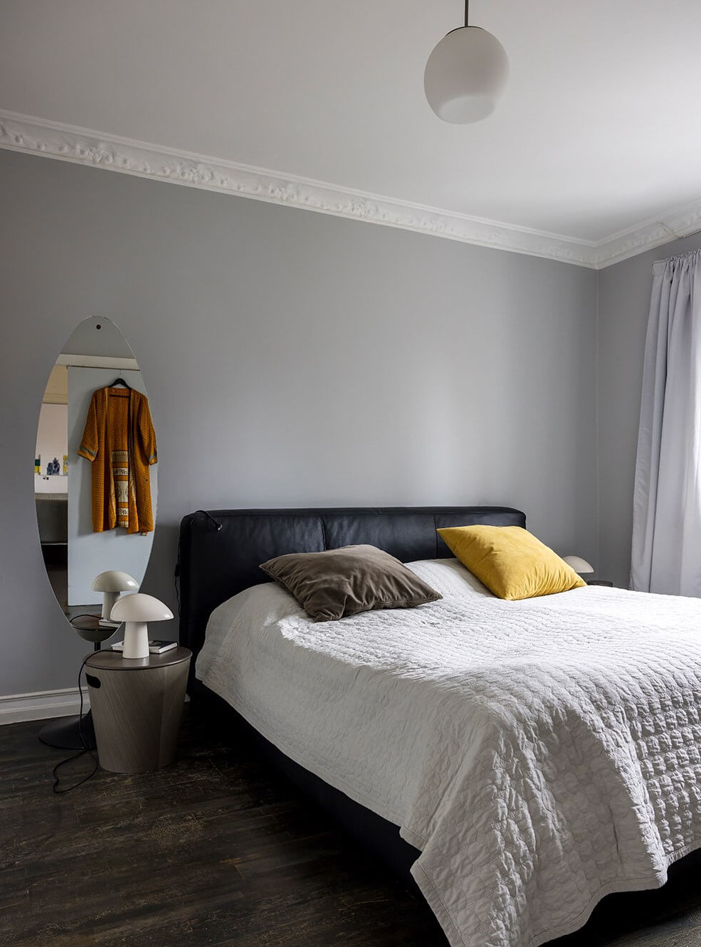 chambre avec moulures mur gris