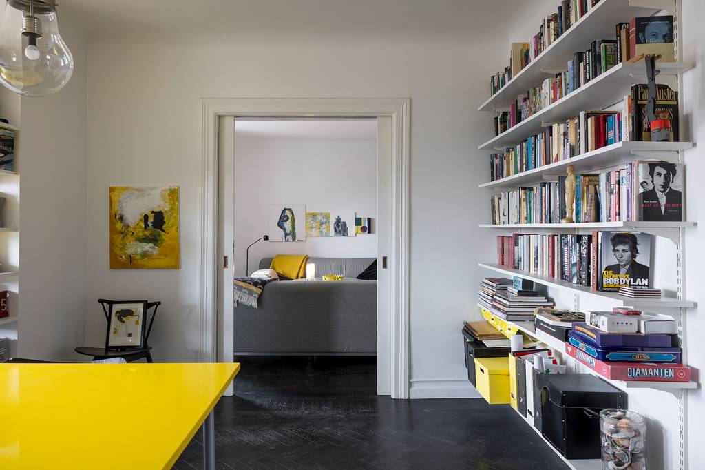 salle à manger table jaune parquet noir décoration scandinave