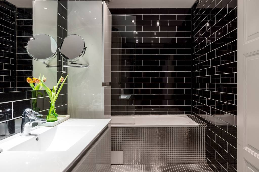 salle de bain noire et blanche