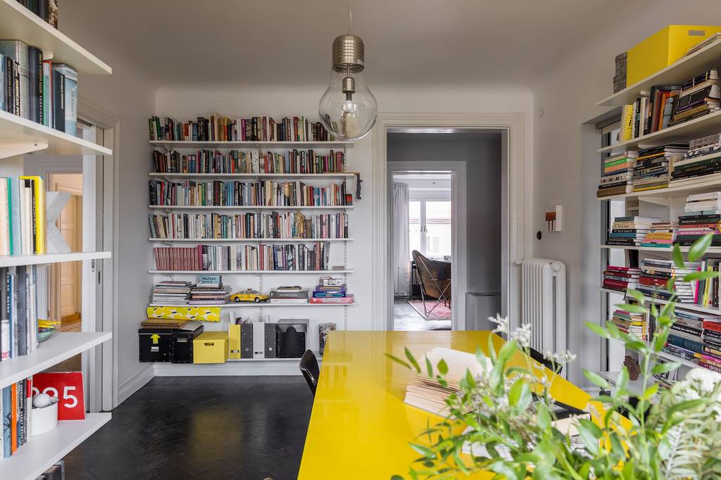salle à manger table jaune parquet noir décoration scandinave