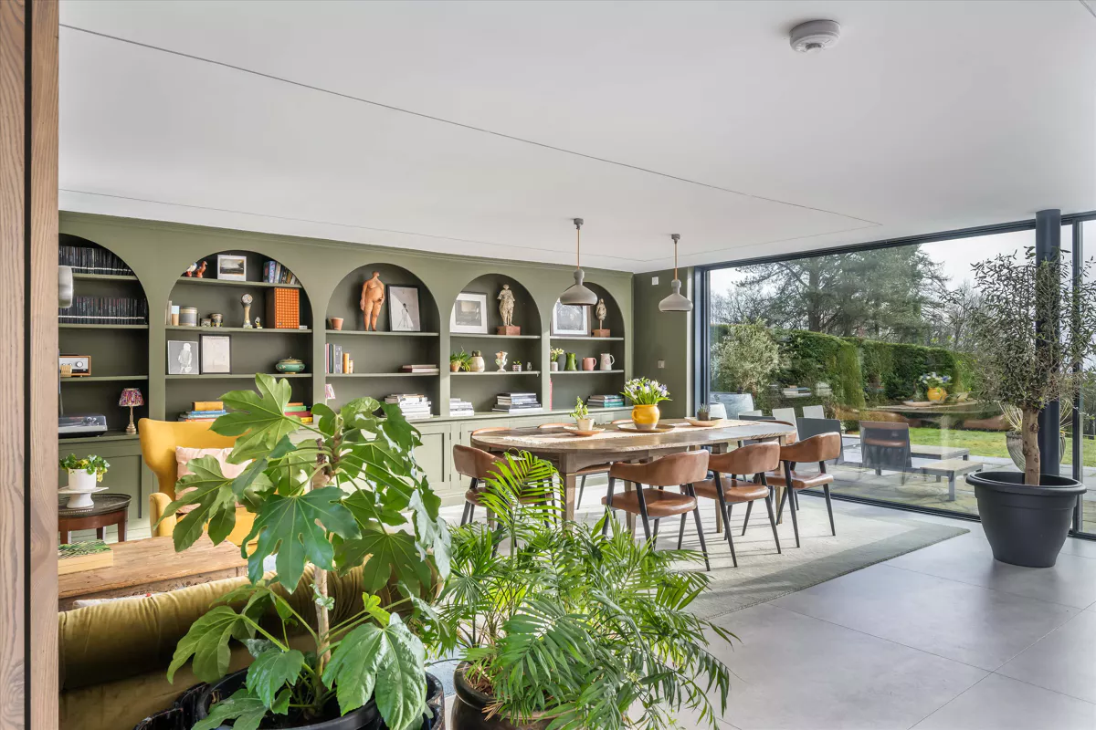 salle à manger avec baie vitrée décoration contemporaine colorée