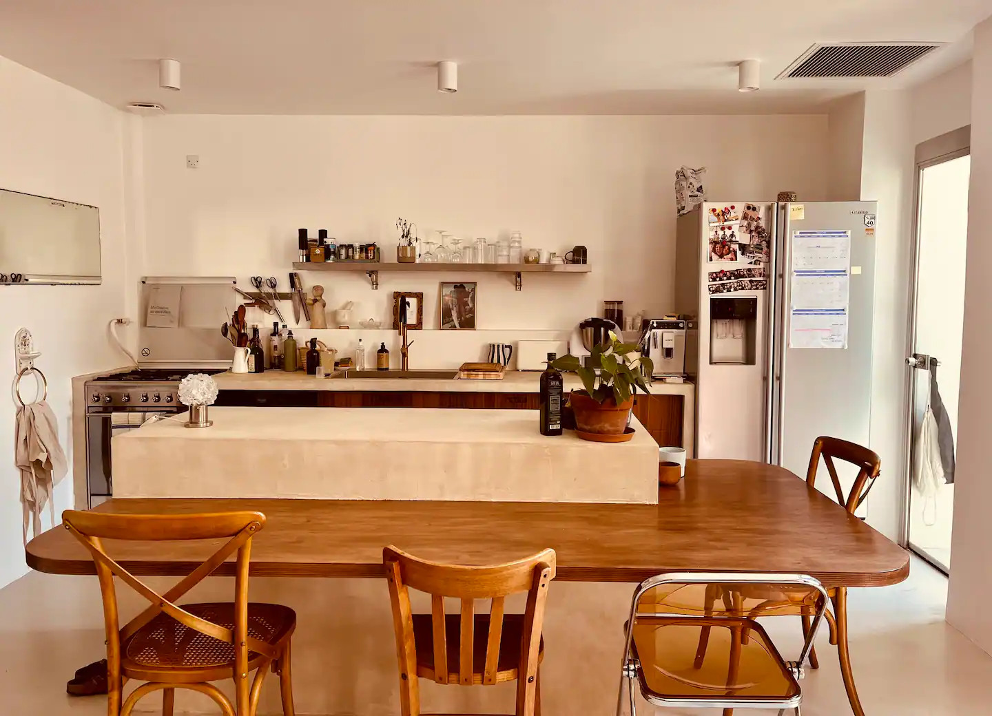 salle à manger et cuisine ouverte appartement Marseille