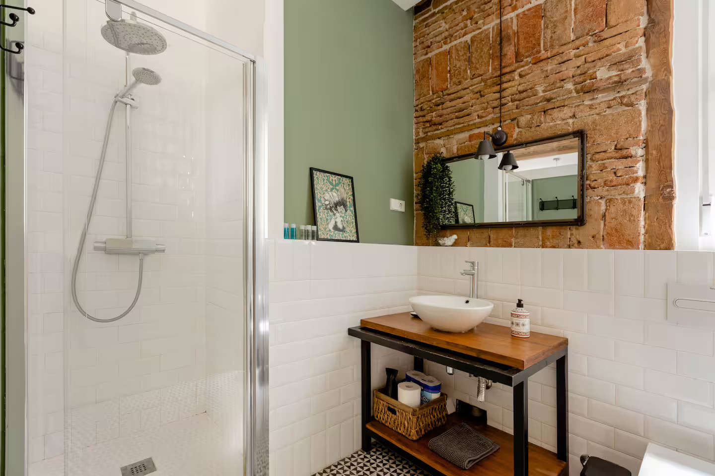 salle de bain mur briques anciennes