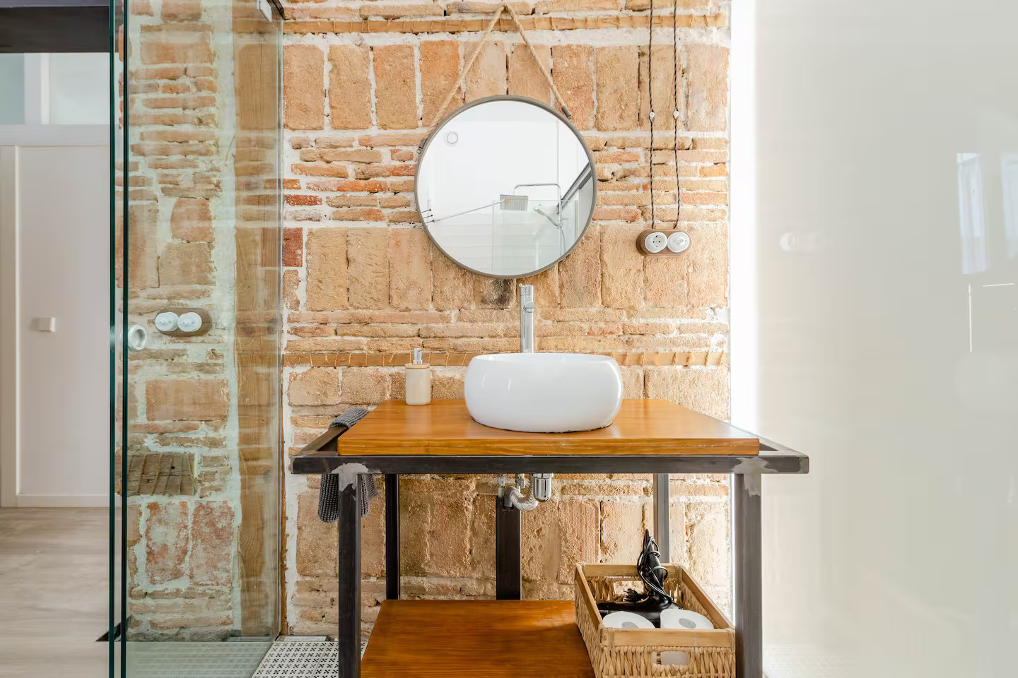 salle de bain murs de briques anciennes
