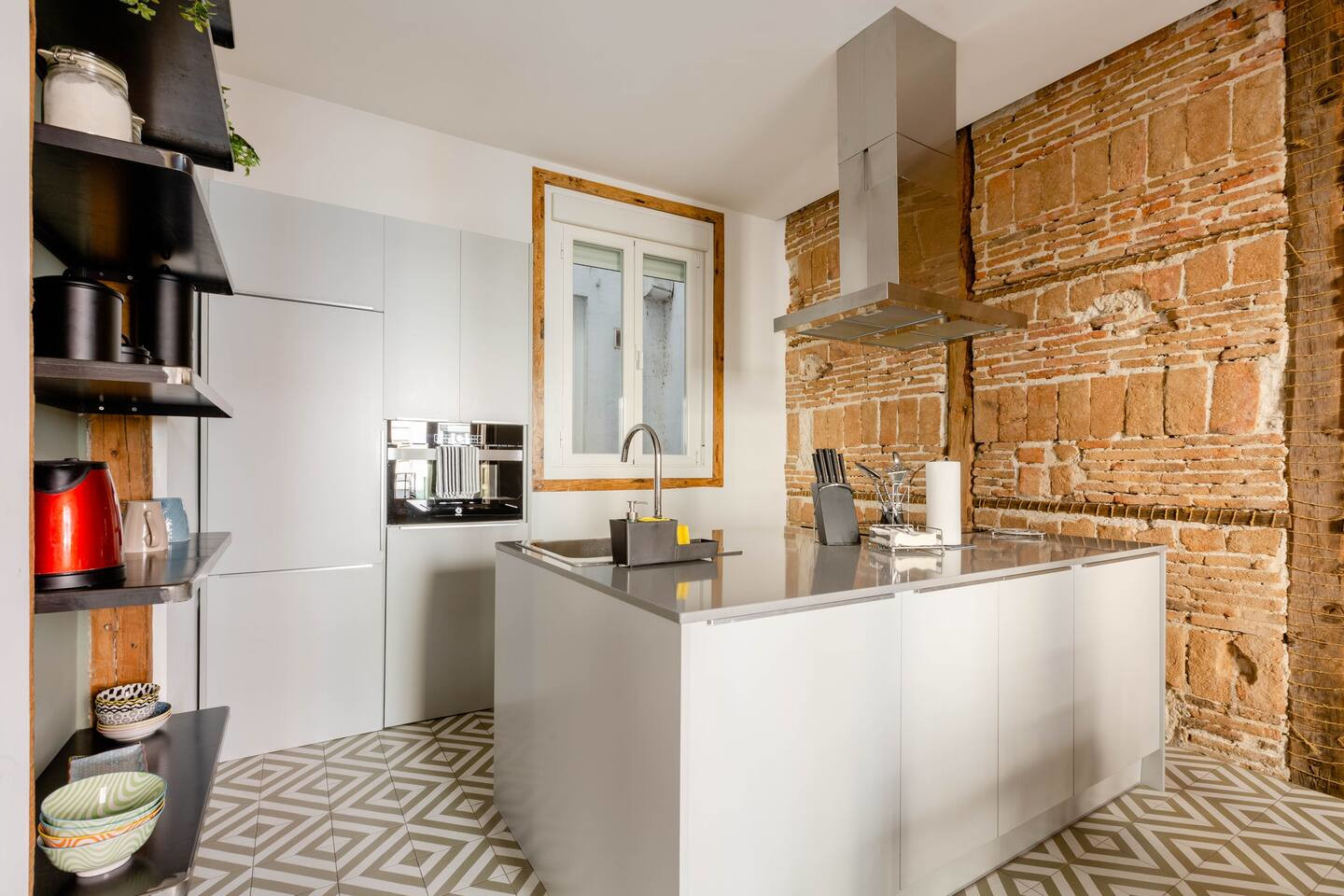 cuisine ouverte mur de briques et poutres appartement Madrid
