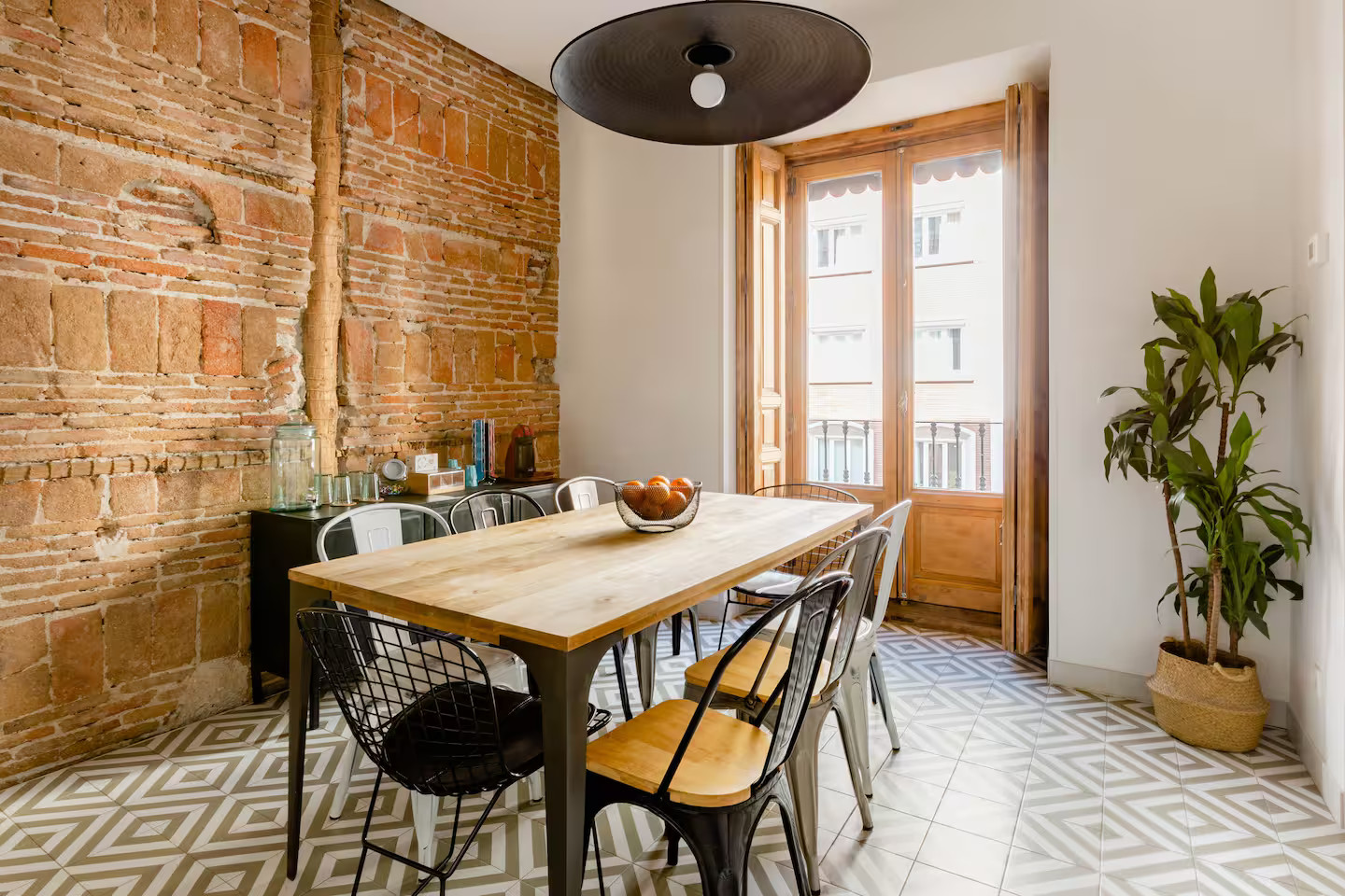 salle à manger mur de briques et poutres appartement Madrid