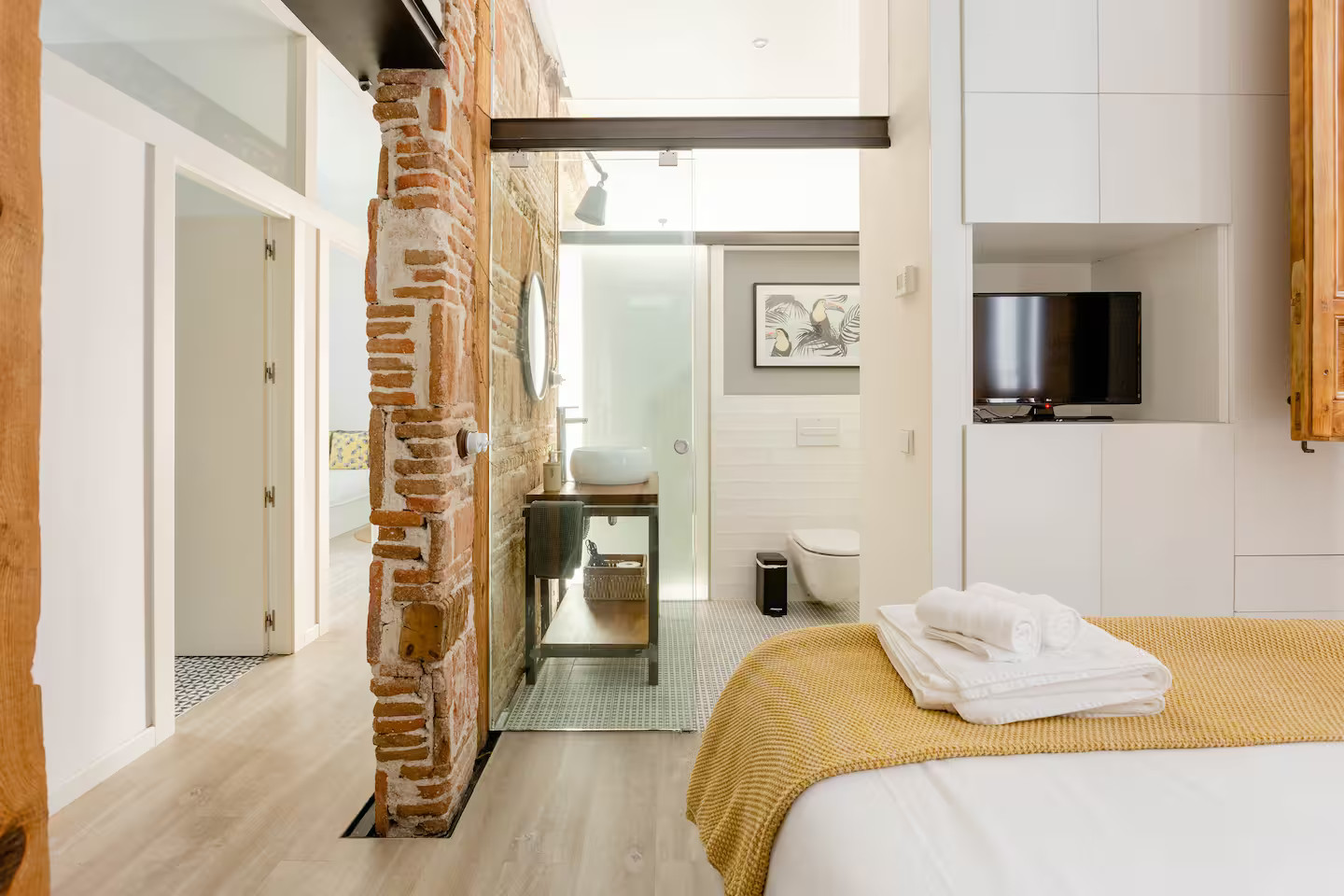 chambre avec poutres et briques appartement Madrid