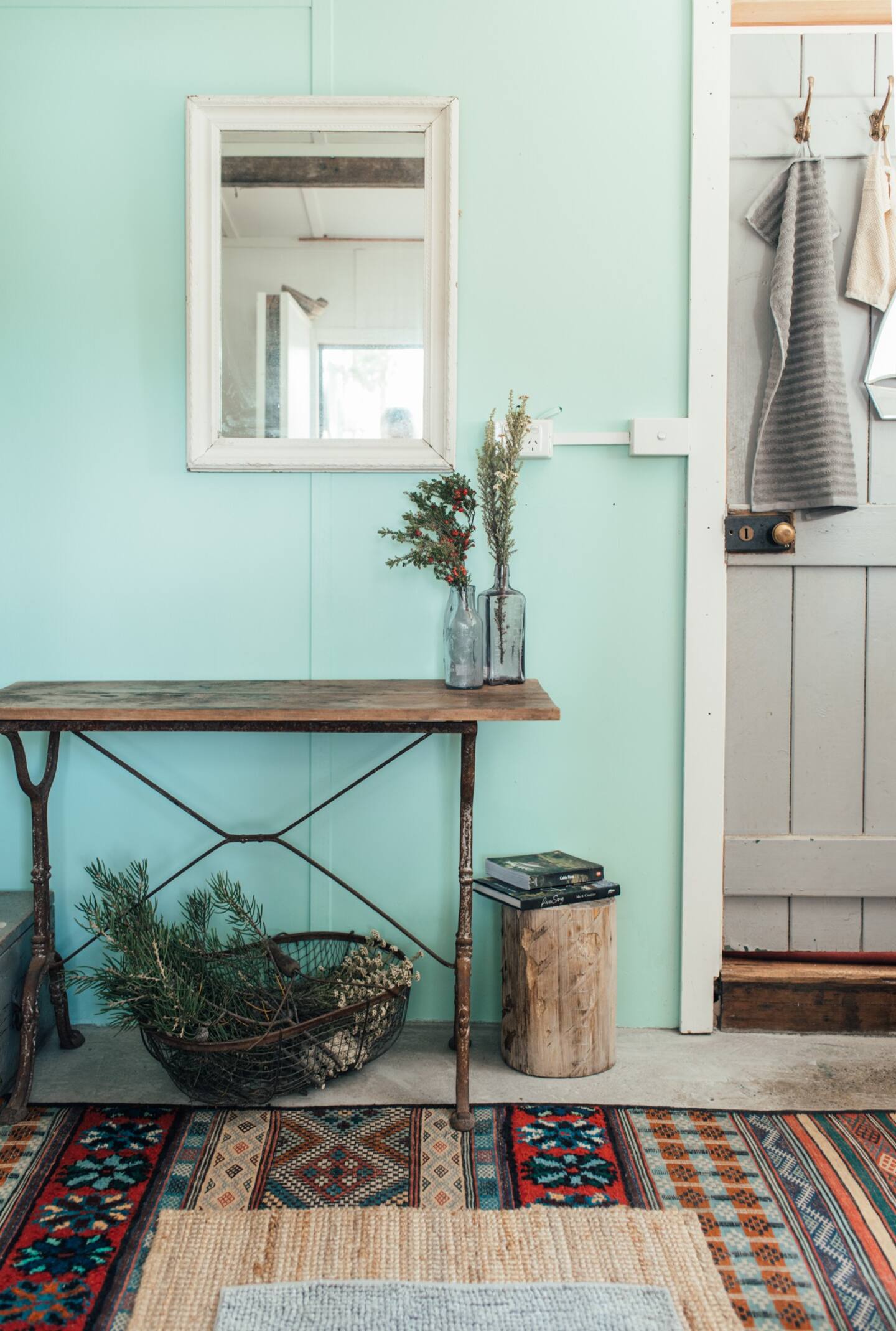 entrée murs bleus décoration vintage maison Tasmanie Coldwater Cabin entrée murs bleus décoration vintage maison Tasmanie Coldwater Cabin