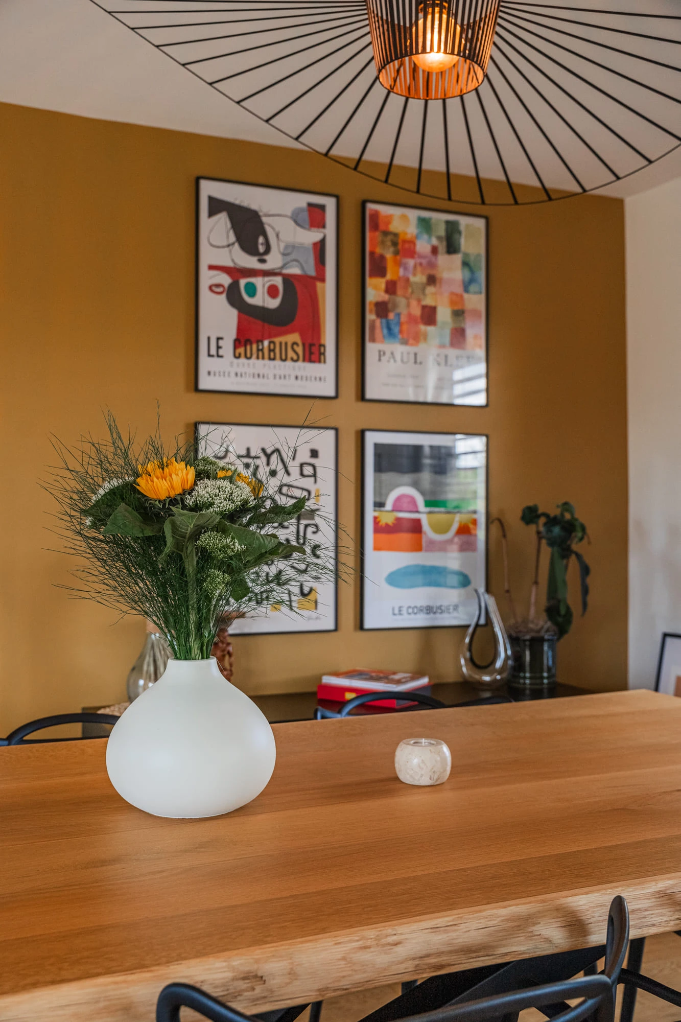 salle à manger décoration contemporaine mur jaune