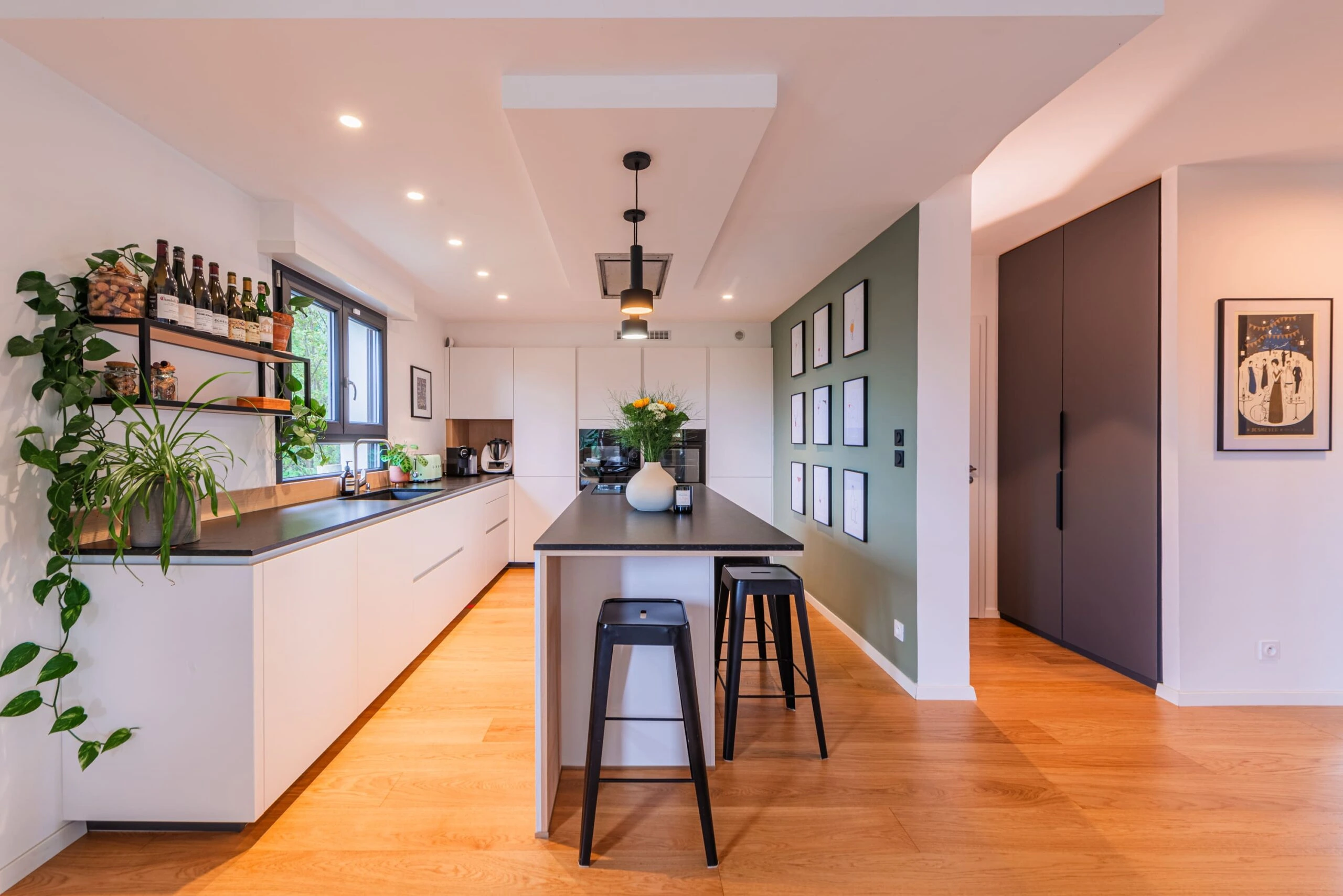 cuisine blanche avec îlot mur vert