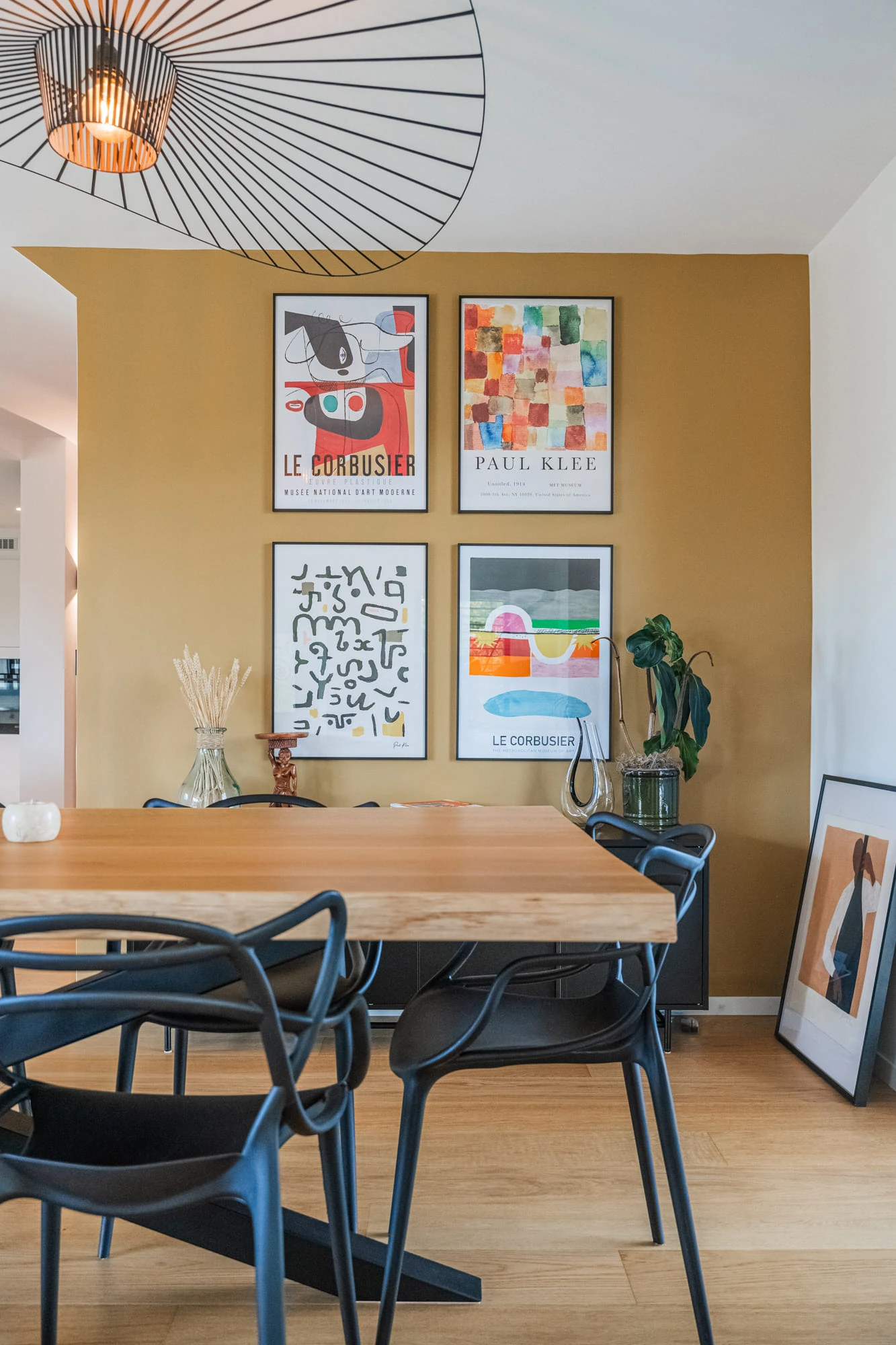 salle à manger décoration contemporaine mur jaune