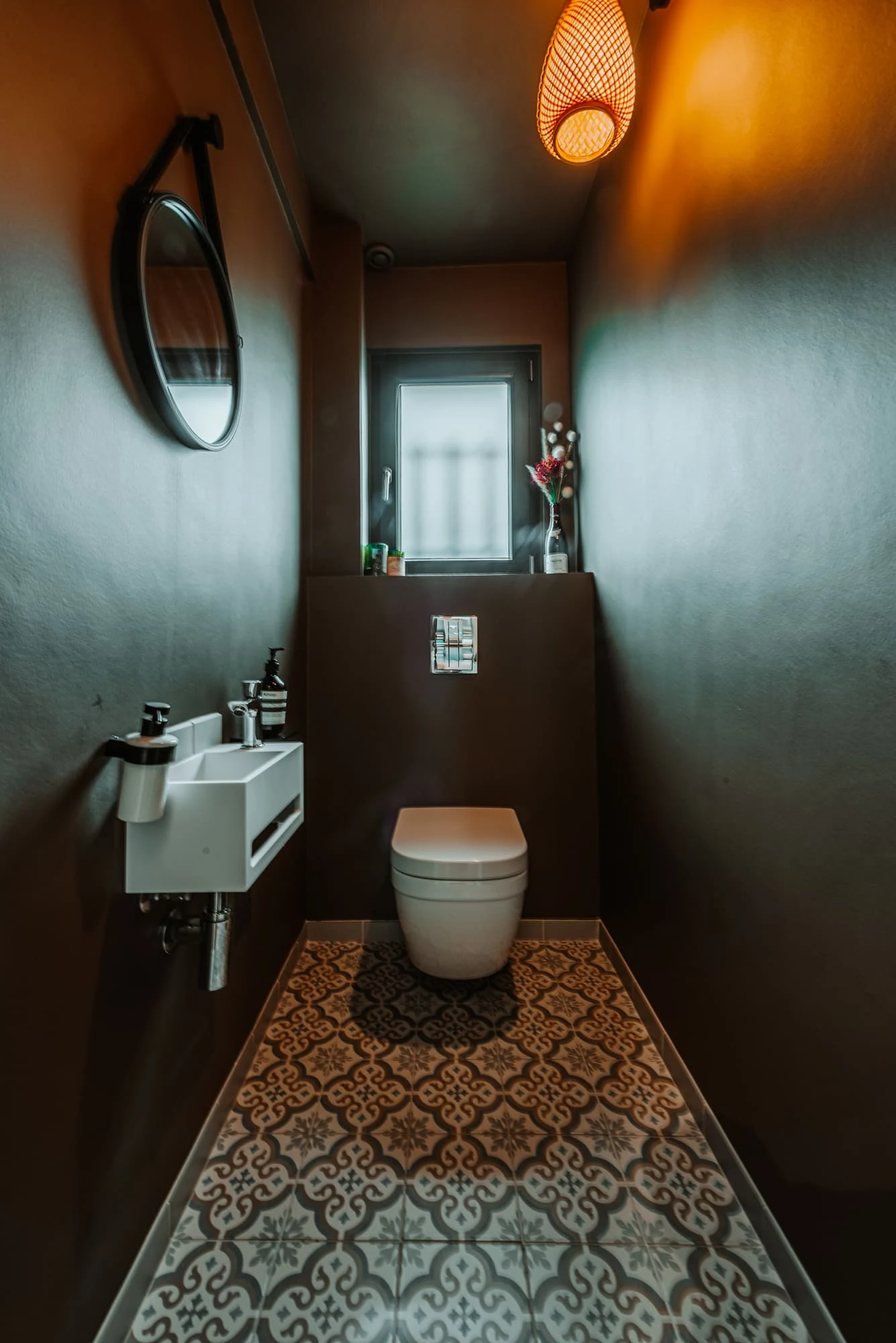 toilettes murs noirs