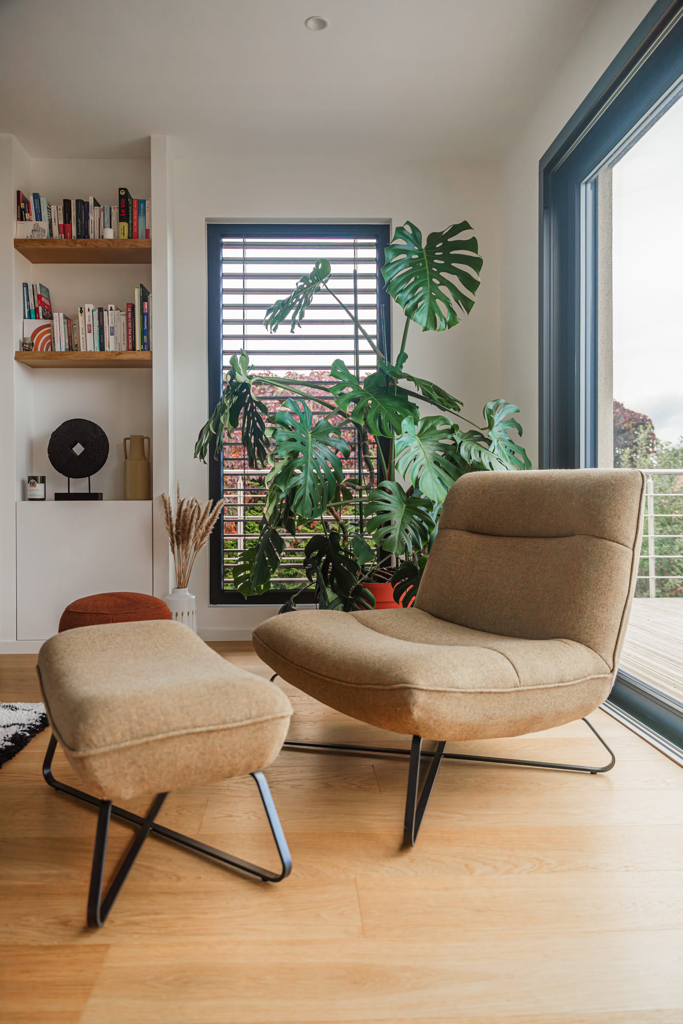 salon décoration contemporaine avec baie vitrée