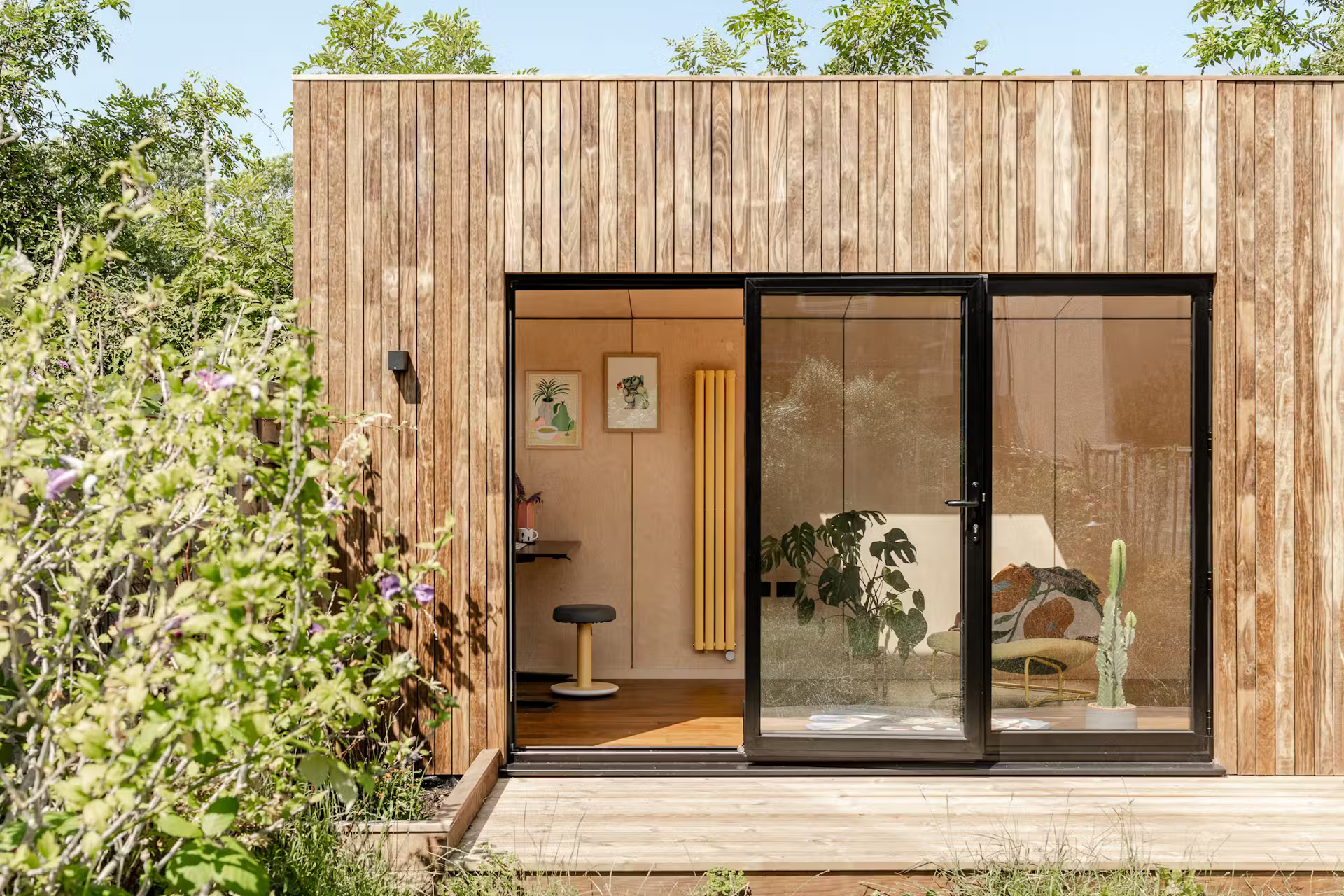 studio de jardin de 24m2 bardé en Kebony par Okopod studio de jardin de 24m2 bardé en Kebony par Okopod